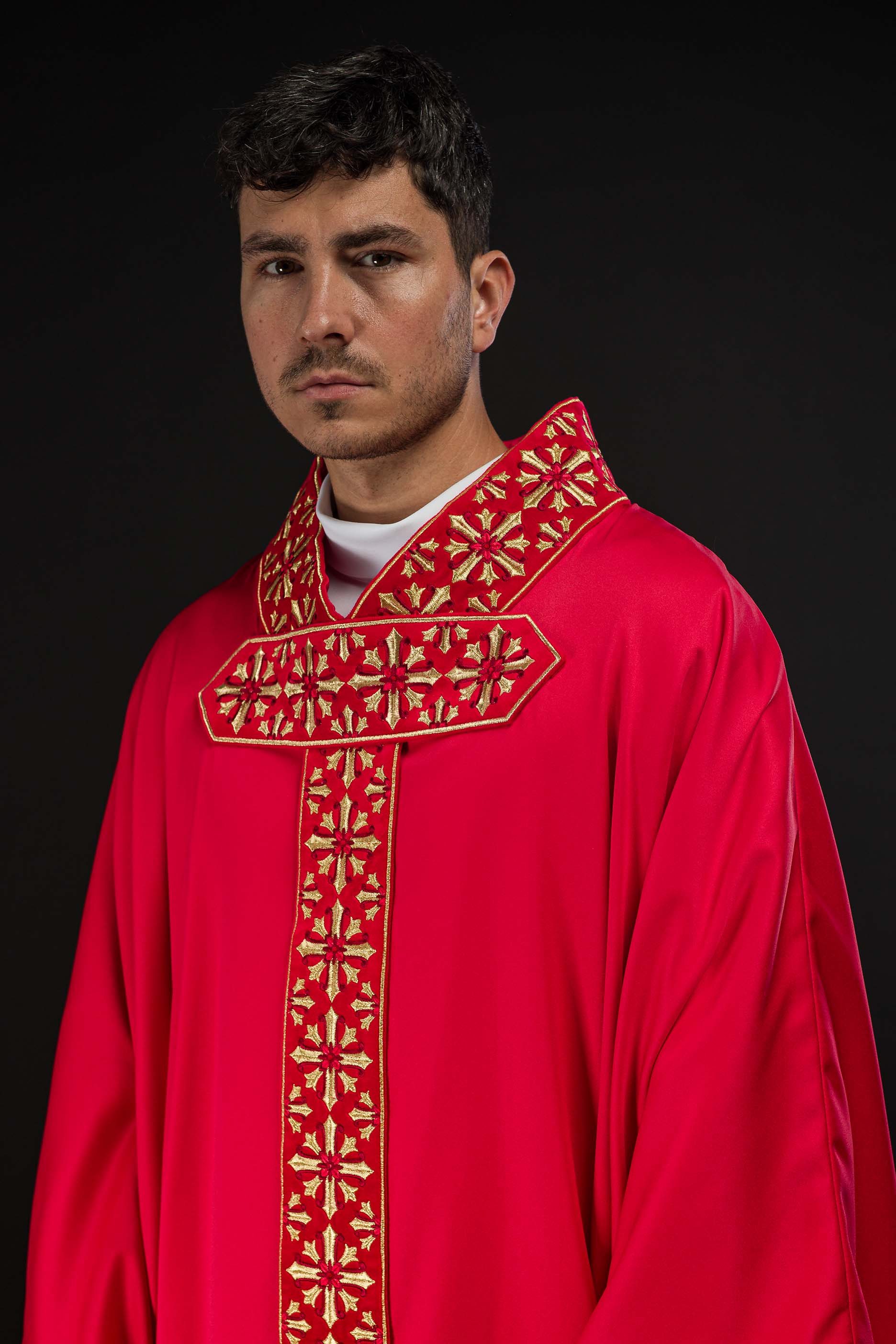 Chasuble avec broderie rouge vif