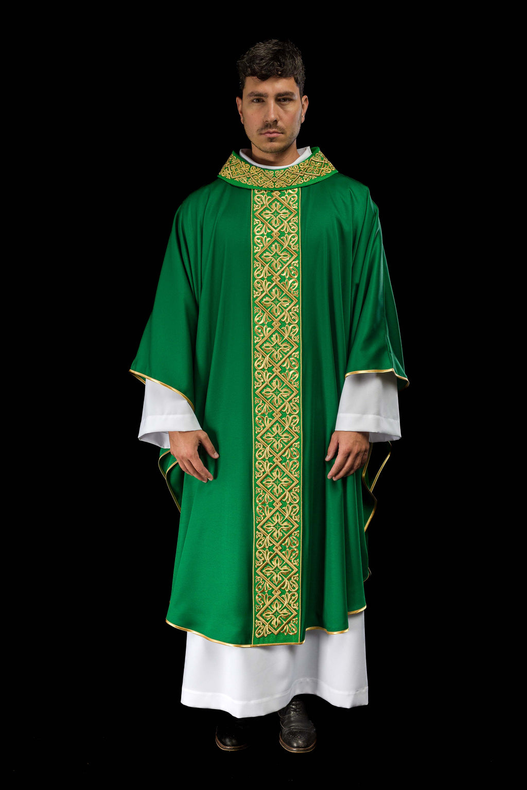 Chasuble richement brodée de motifs floraux et de croix Ver