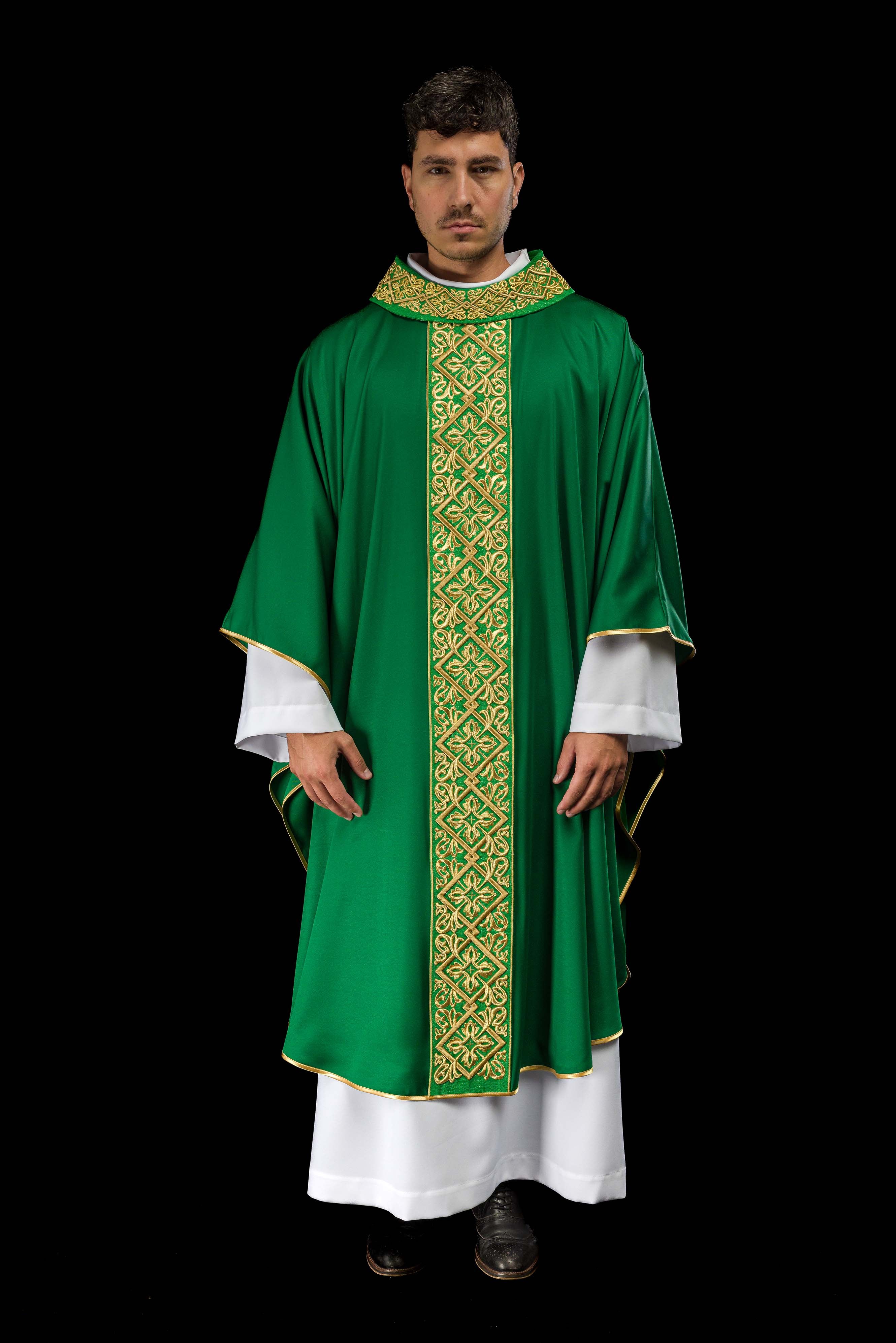 Chasuble richement brodée de motifs floraux et de croix Ver