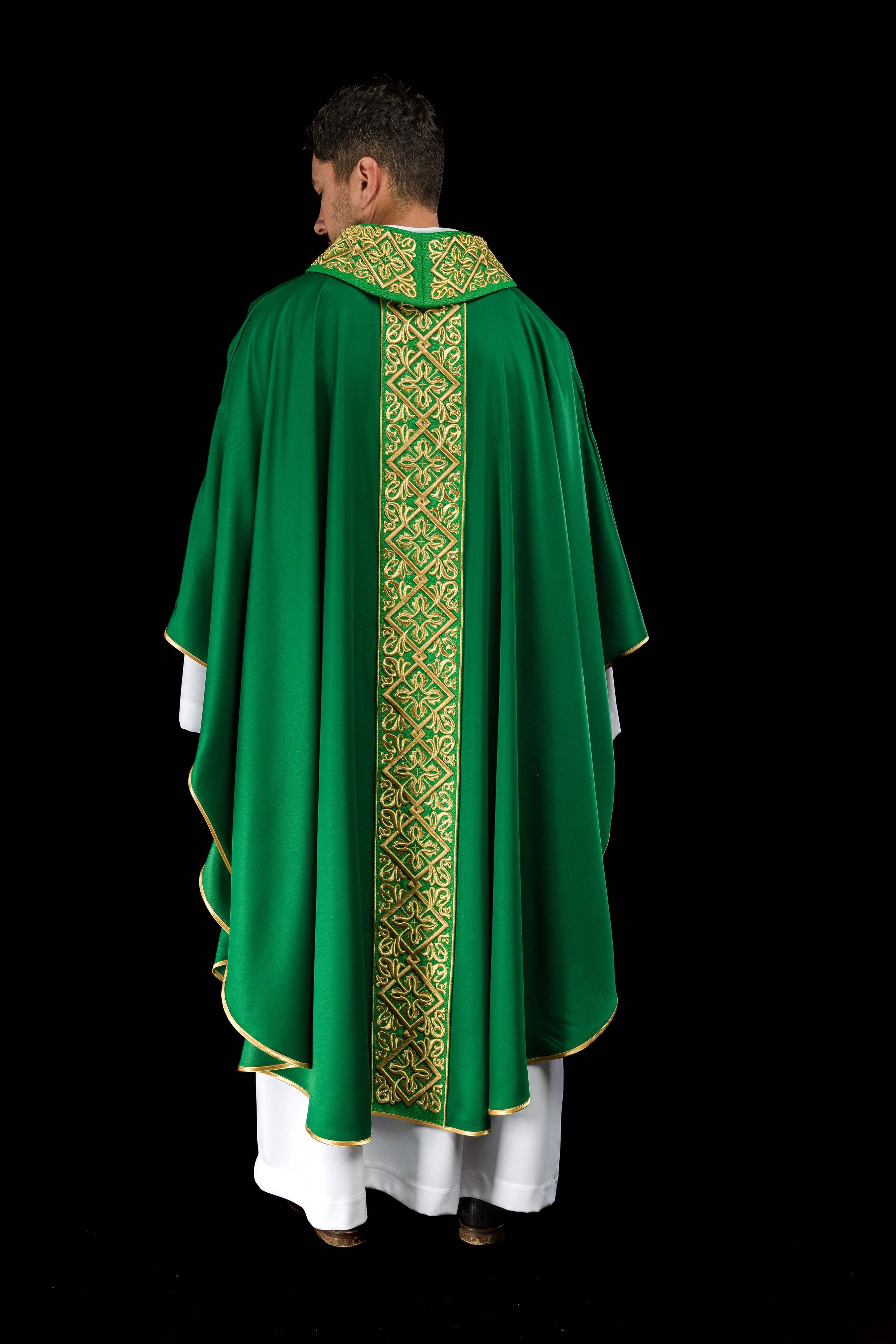 Chasuble richement brodée de motifs floraux et de croix Ver