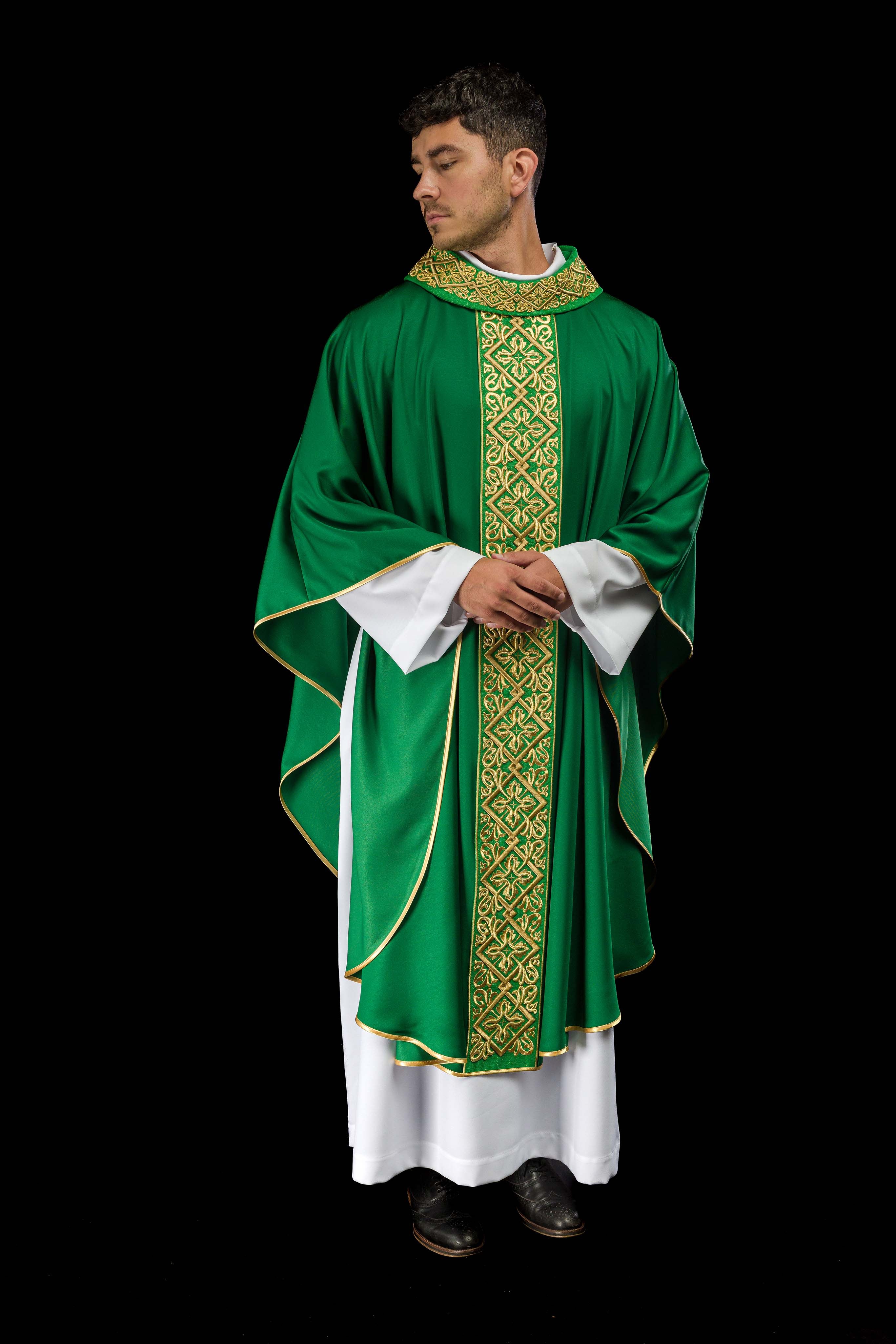 Chasuble richement brodée de motifs floraux et de croix Ver
