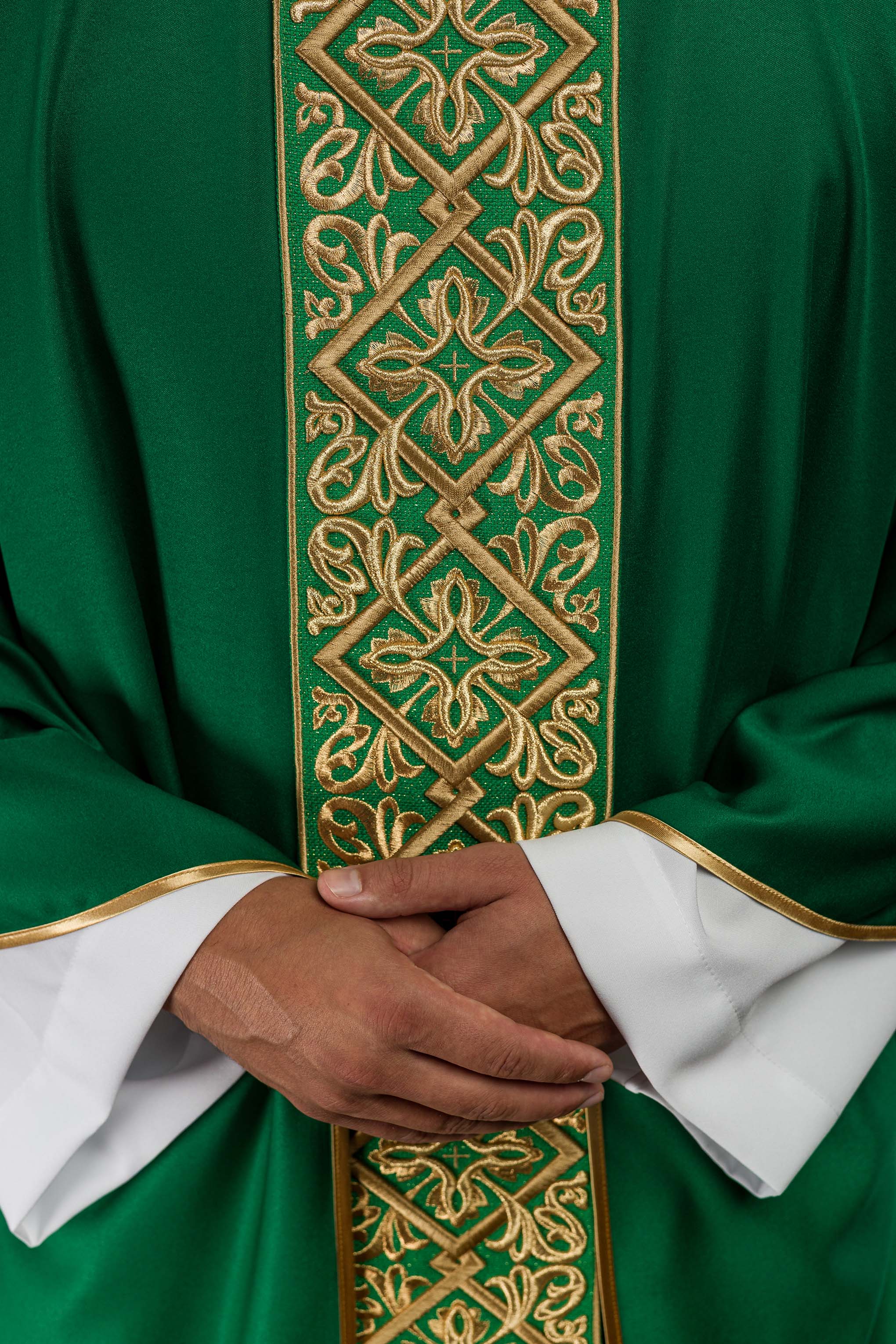 Chasuble richement brodée de motifs floraux et de croix Ver