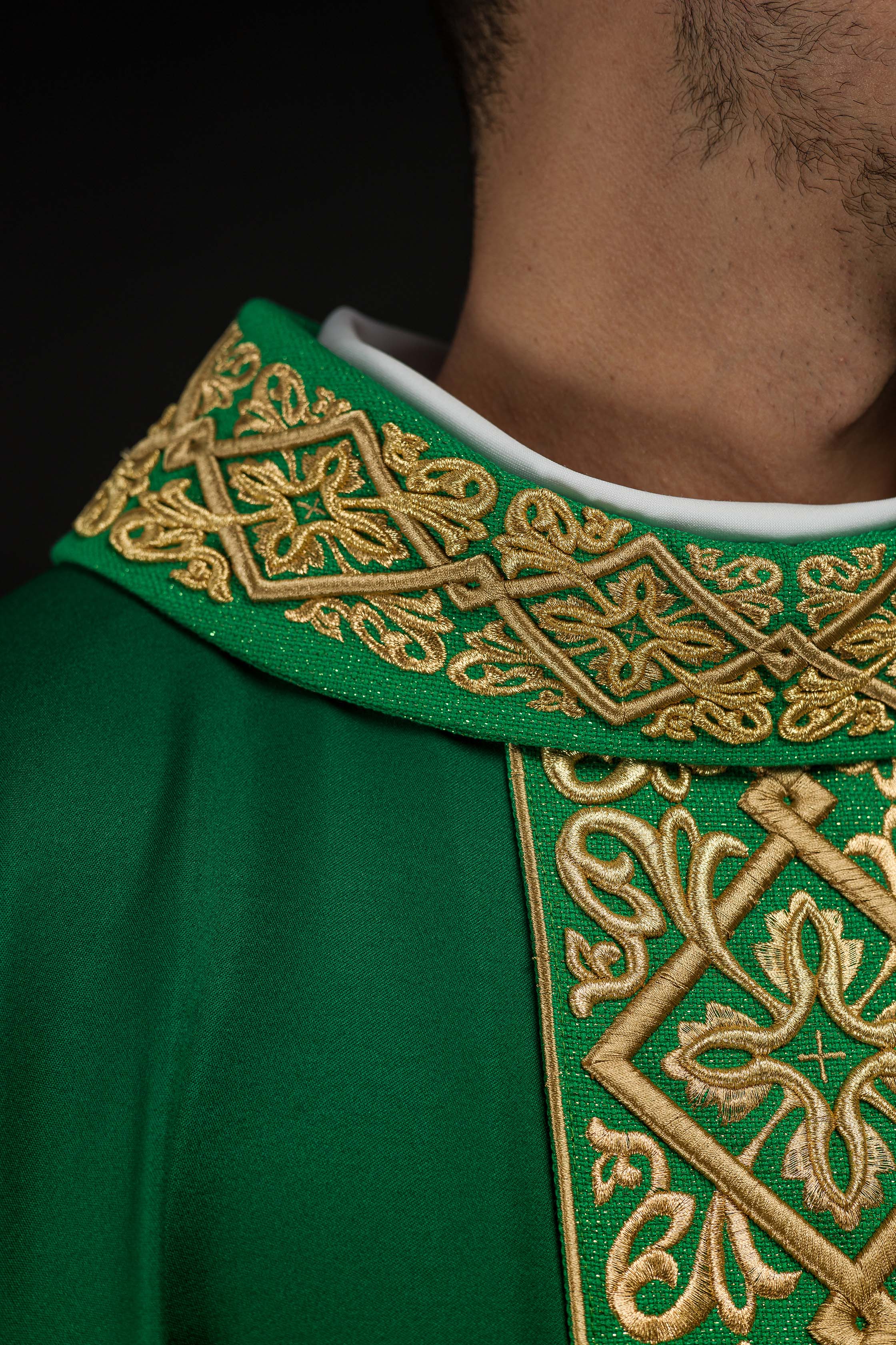 Chasuble richement brodée de motifs floraux et de croix Ver
