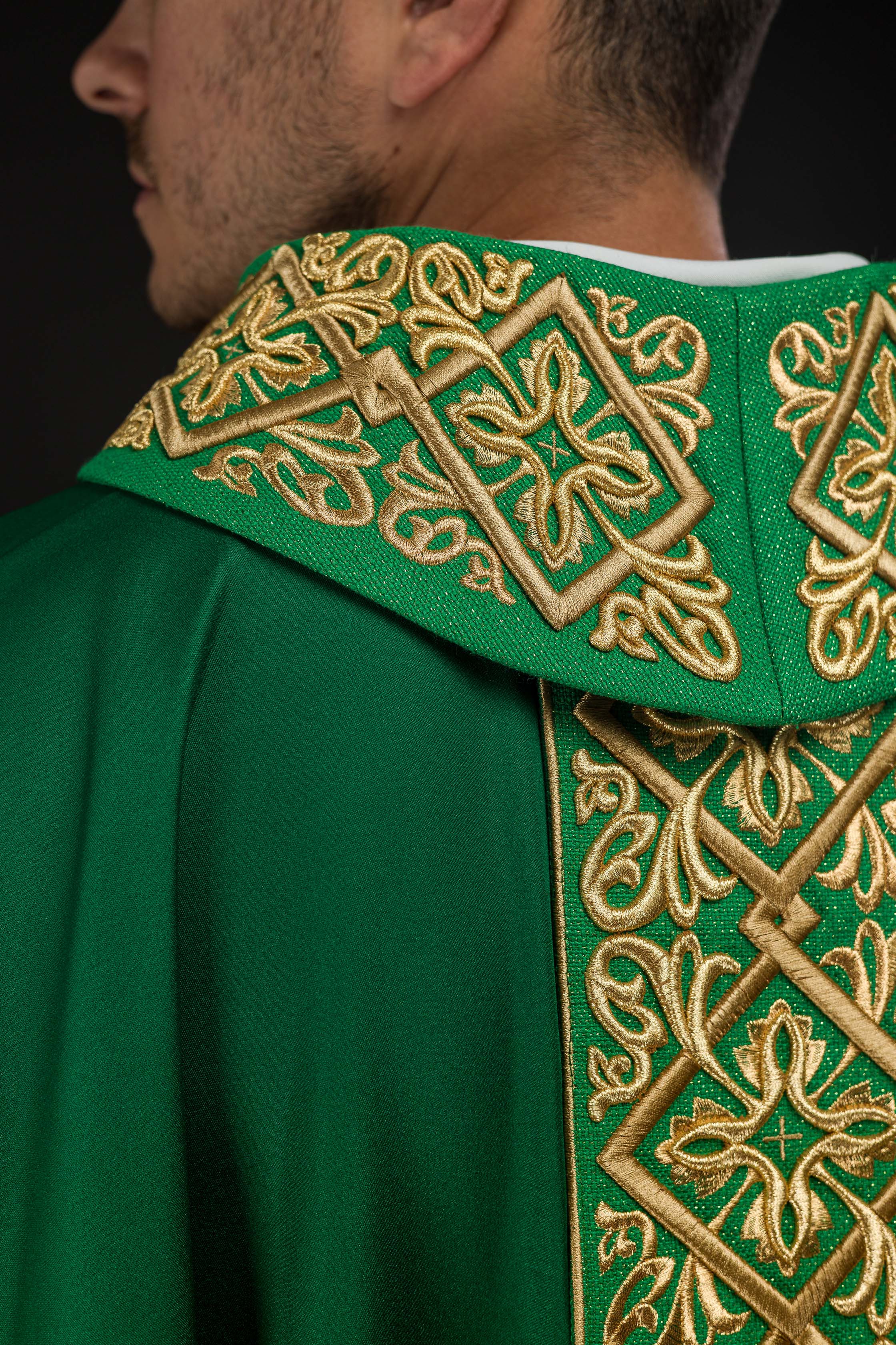 Chasuble richement brodée de motifs floraux et de croix Ver