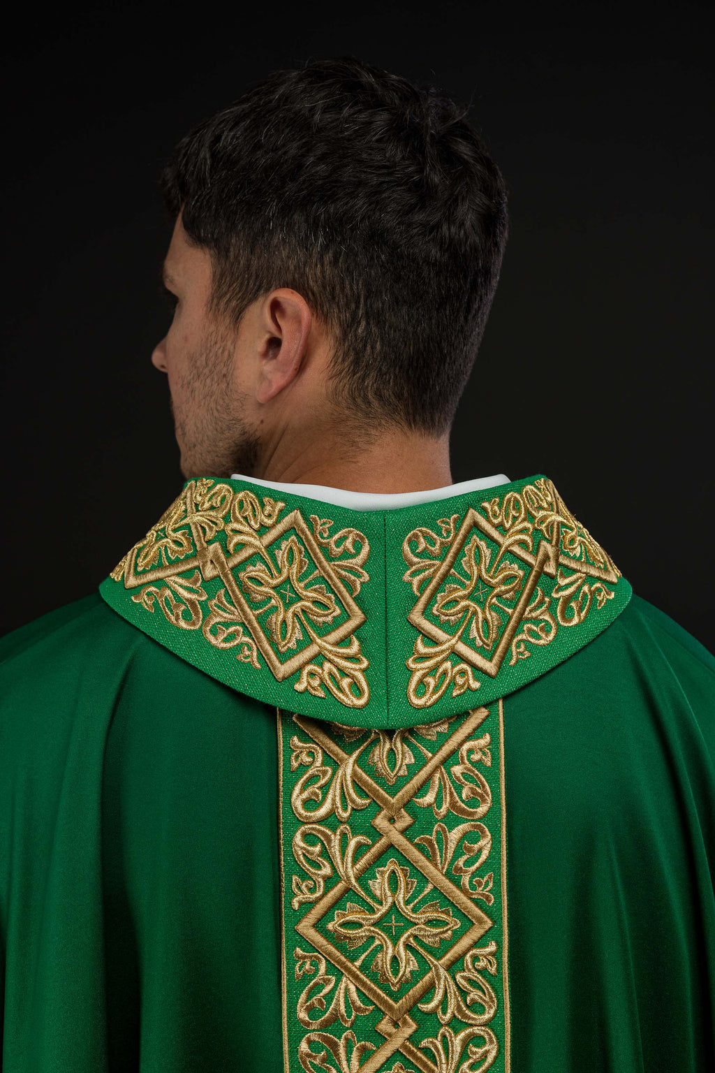 Chasuble richement brodée de motifs floraux et de croix Ver