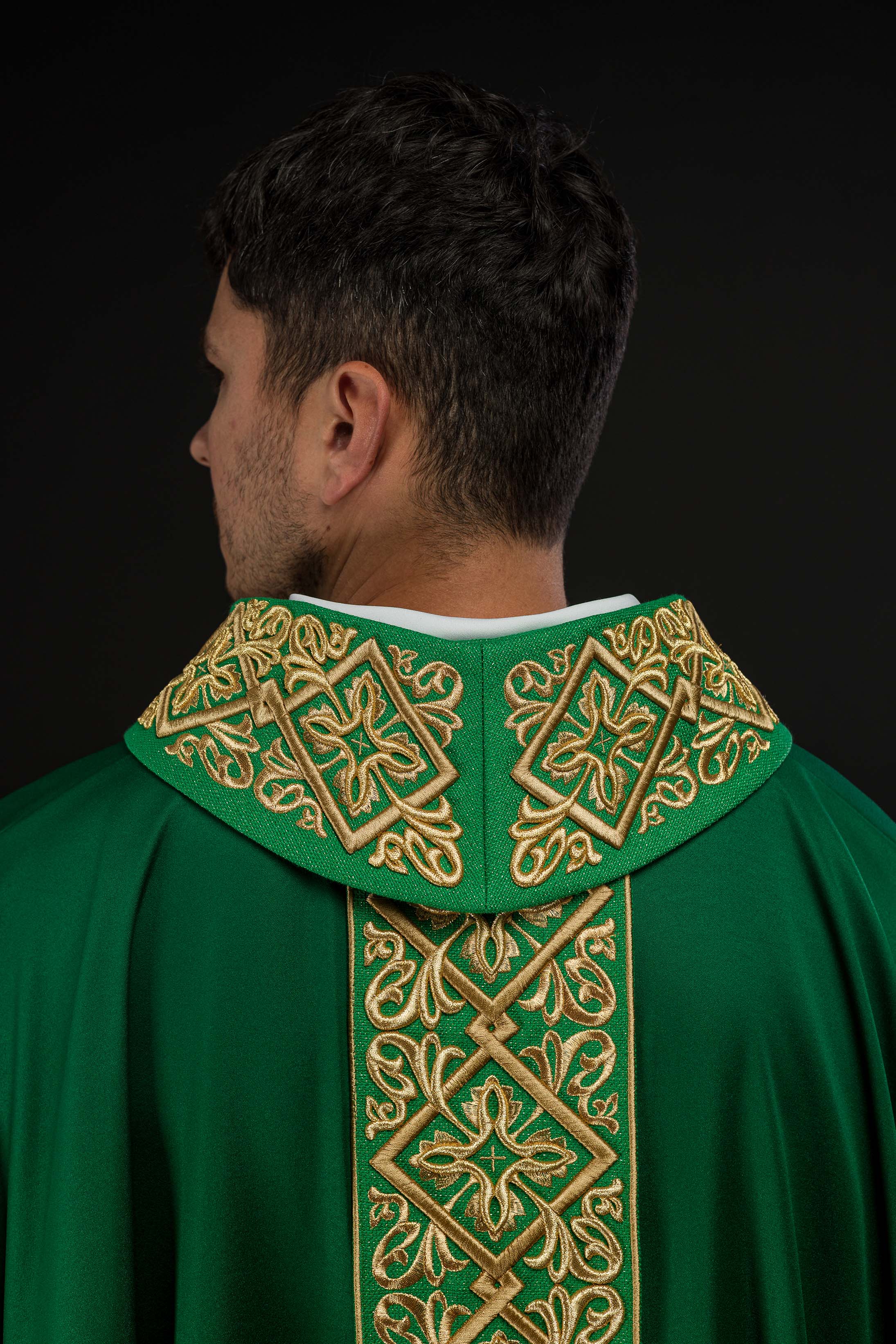 Chasuble richement brodée de motifs floraux et de croix Ver
