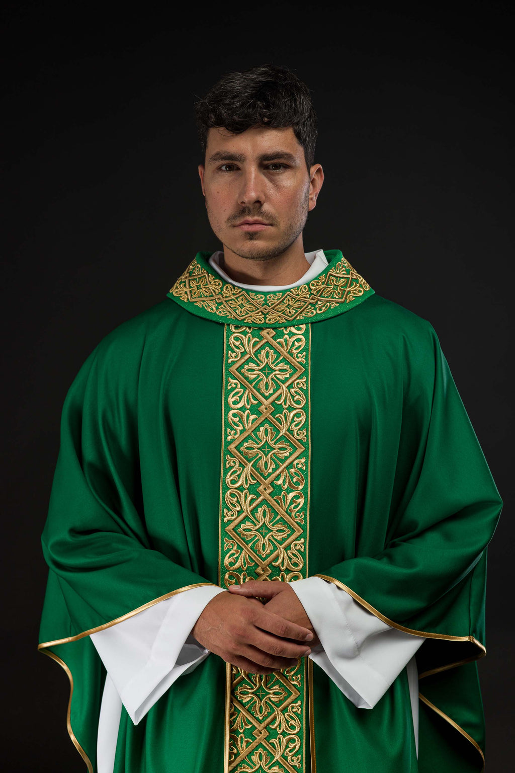 Chasuble richement brodée de motifs floraux et de croix Ver