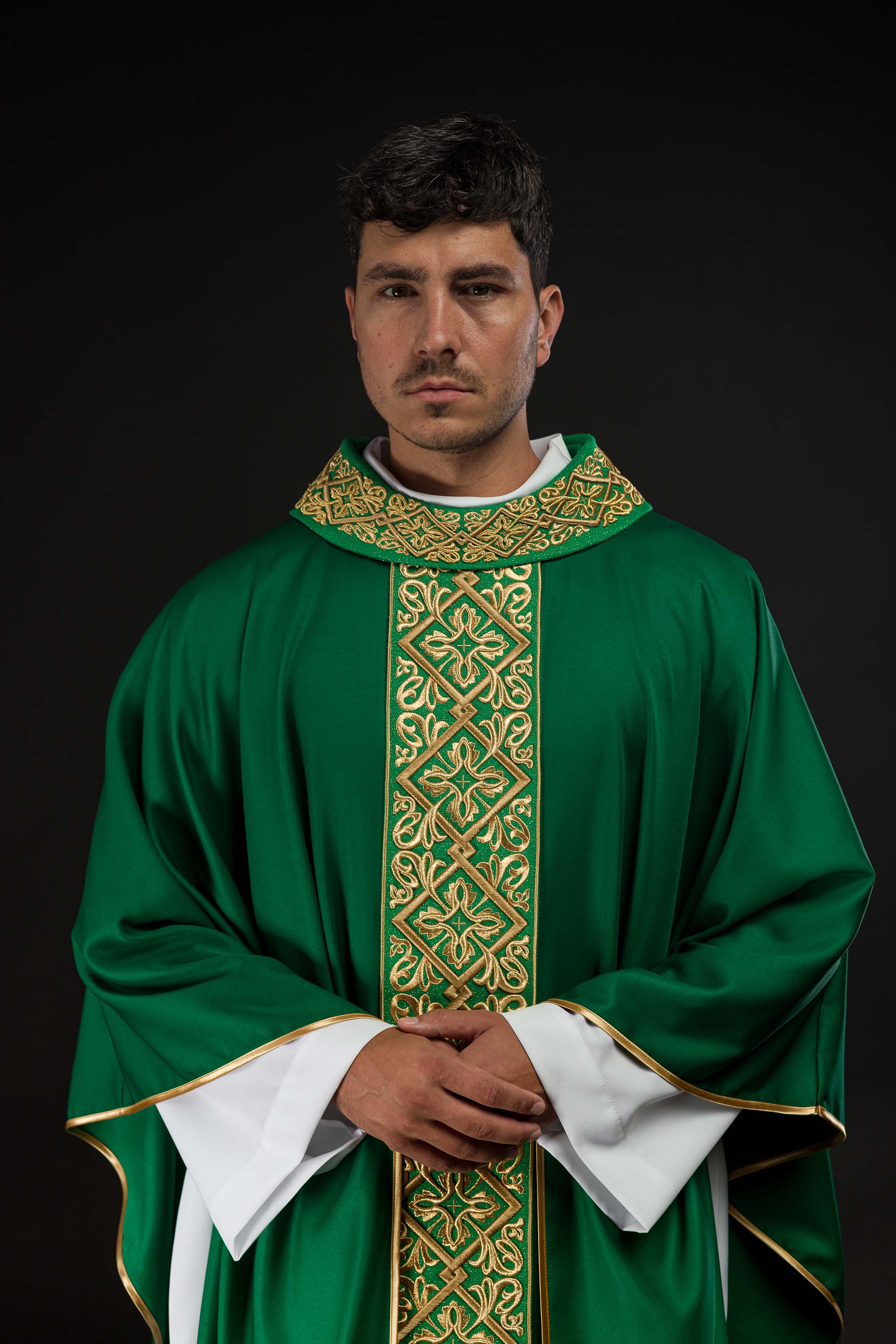 Chasuble richement brodée de motifs floraux et de croix Ver