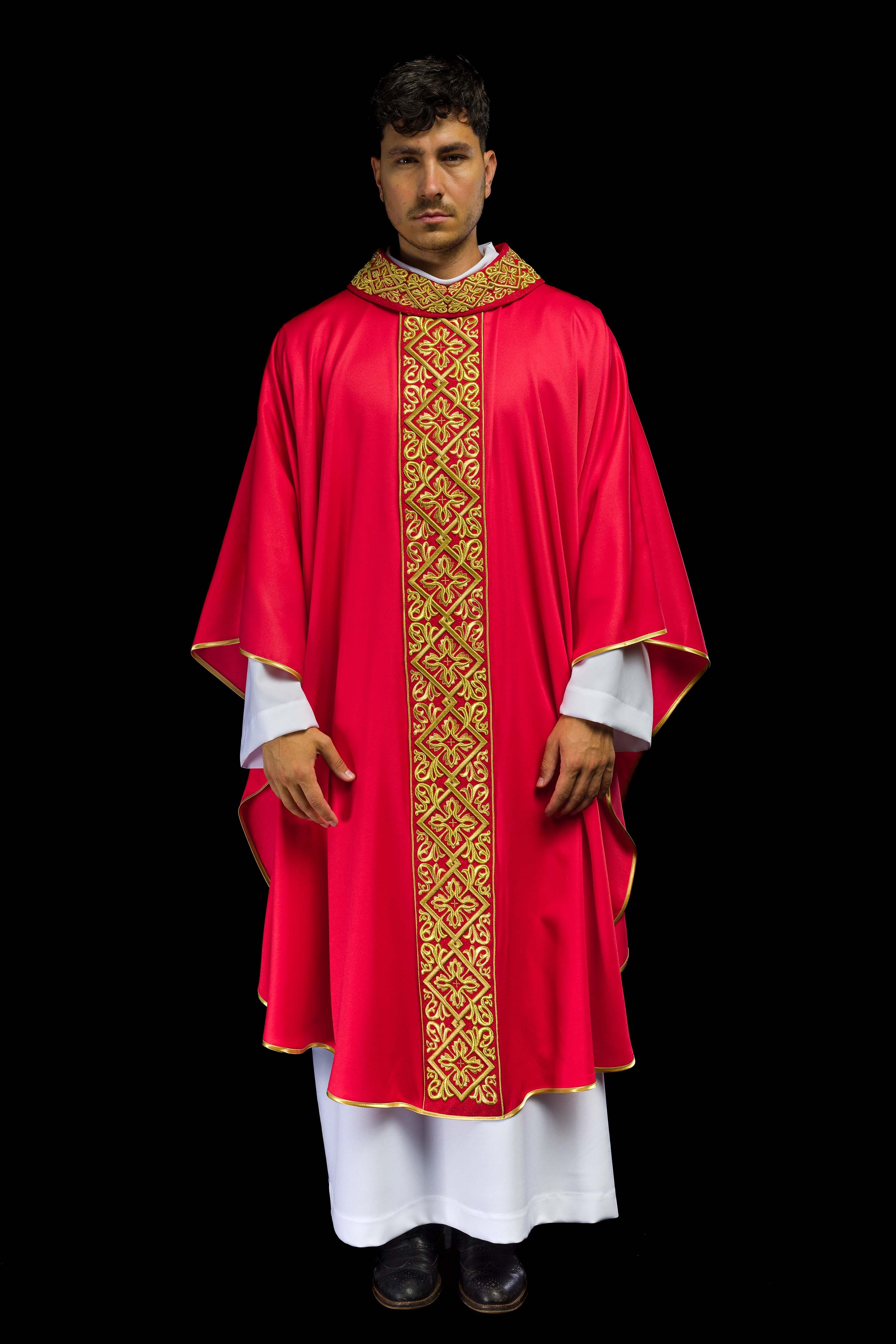 Chasuble richement brodée de motifs floraux et de croix rouges