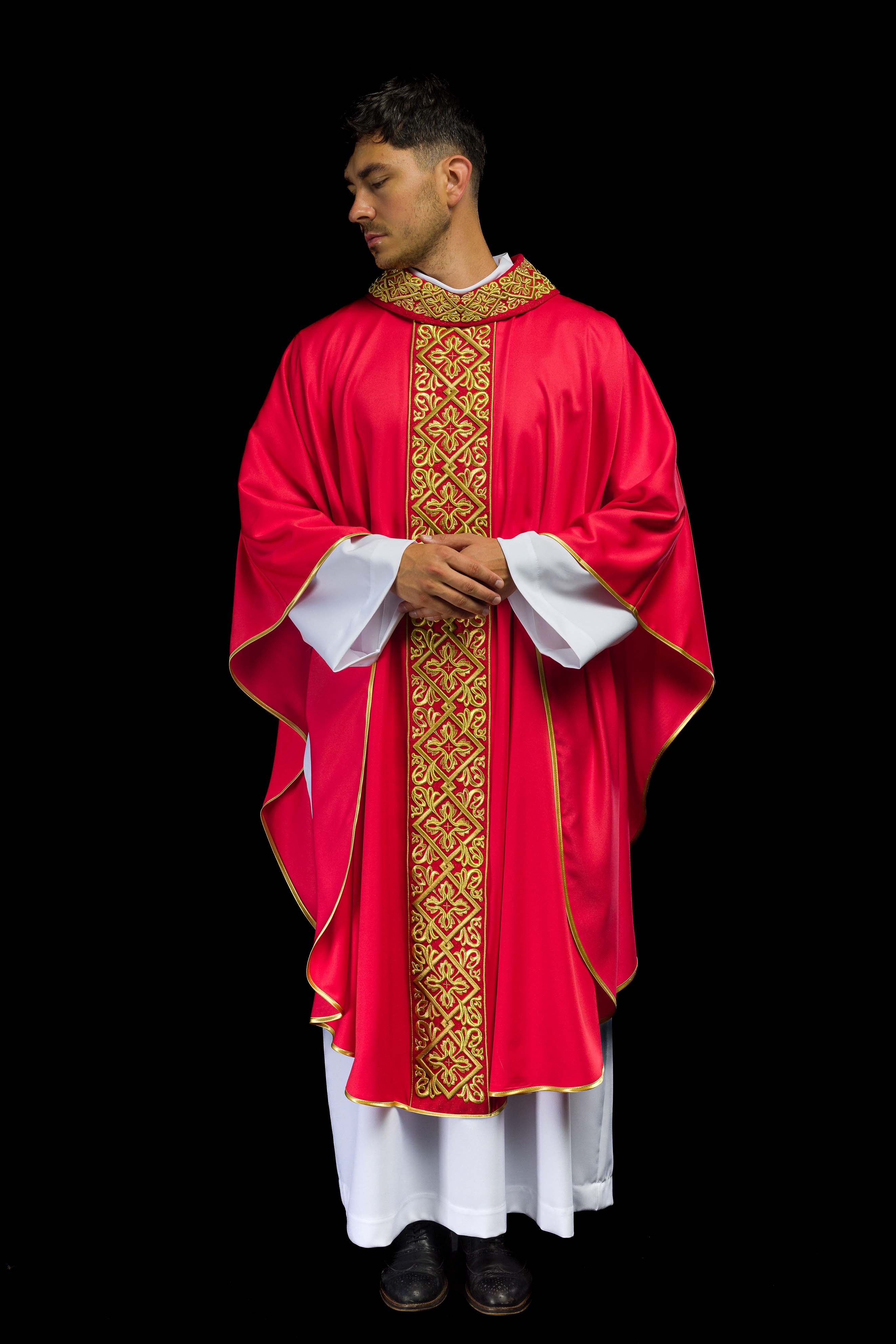 Chasuble richement brodée de motifs floraux et de croix rouges