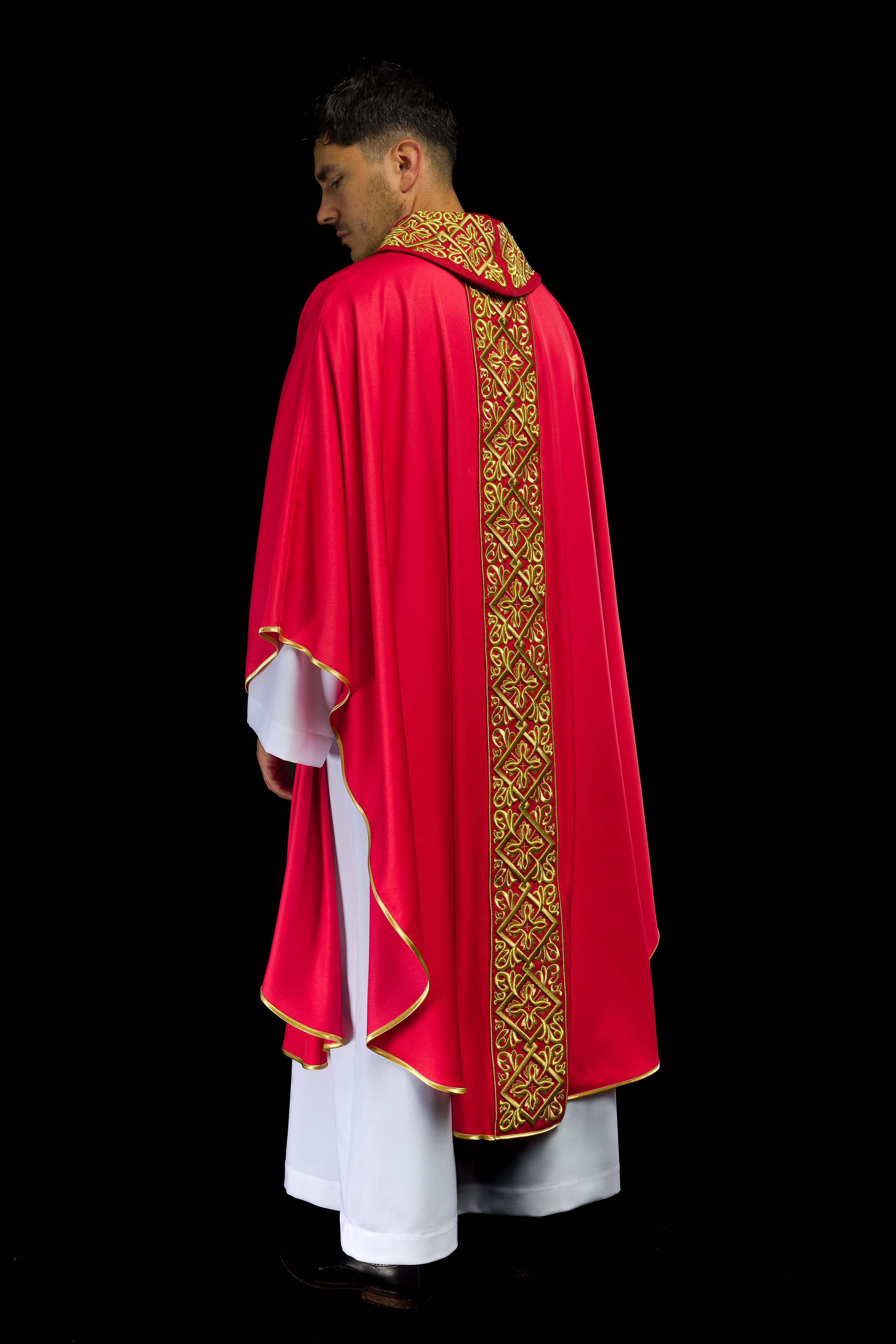Chasuble richement brodée de motifs floraux et de croix rouges