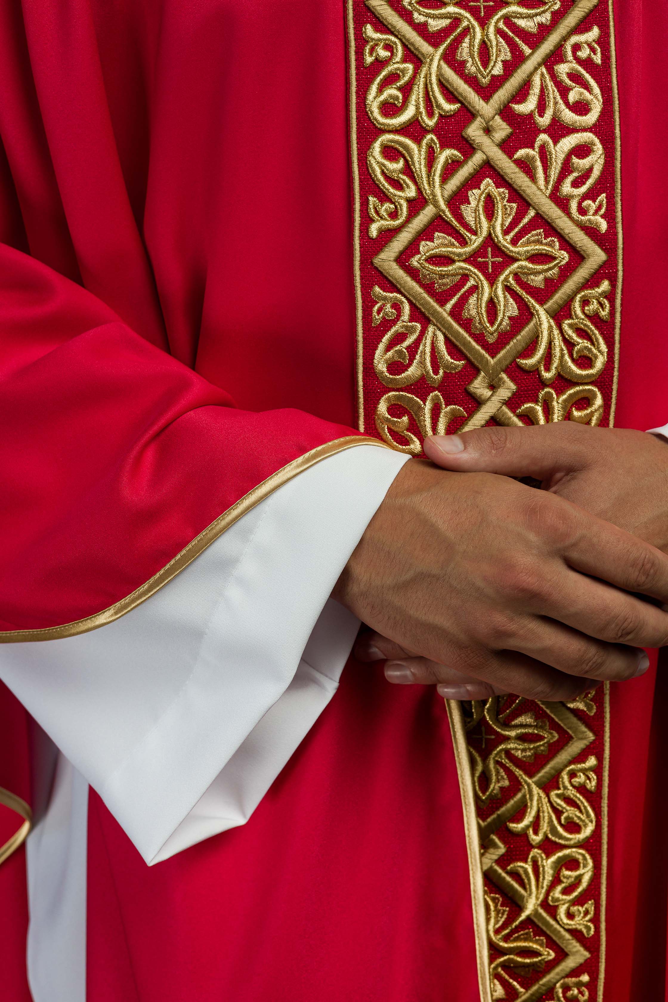 Chasuble richement brodée de motifs floraux et de croix rouges