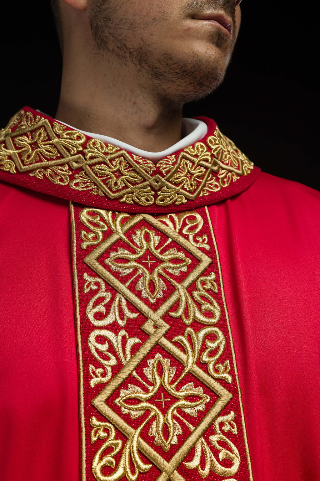 Chasuble richement brodée de motifs floraux et de croix rouges