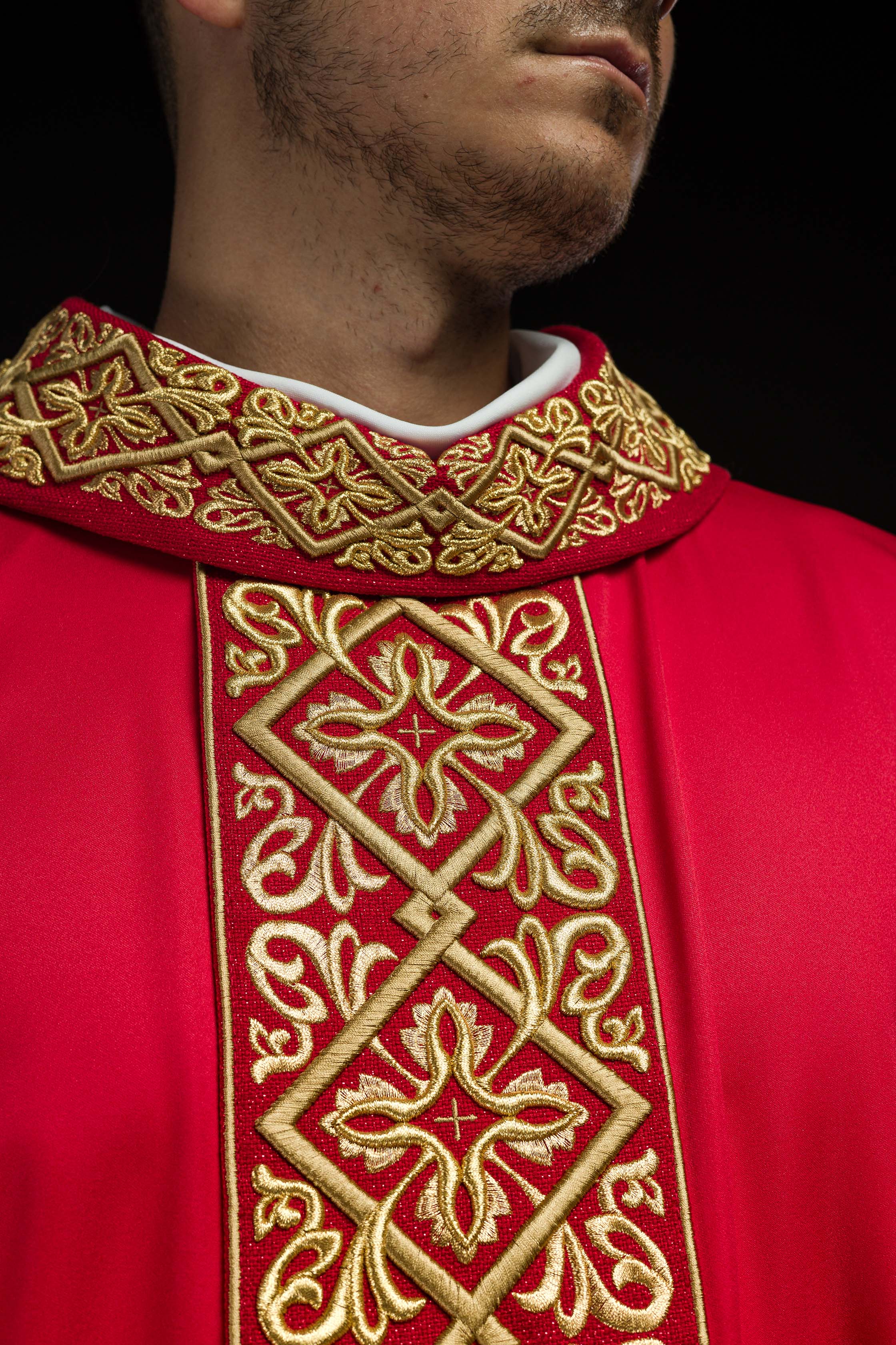 Chasuble richement brodée de motifs floraux et de croix rouges