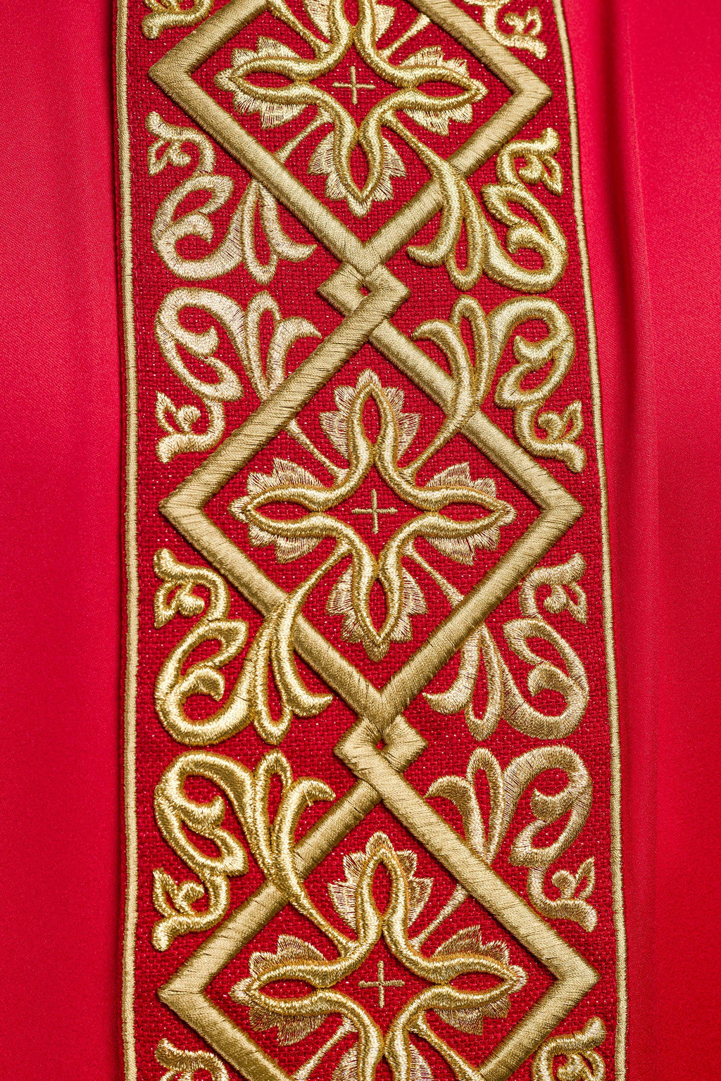 Chasuble richement brodée de motifs floraux et de croix rouges