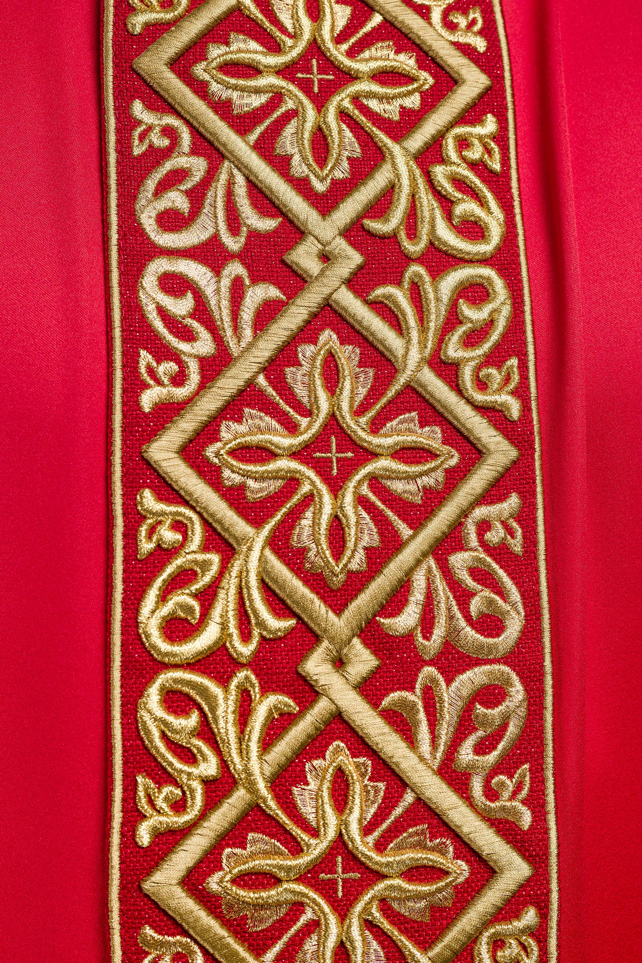 Chasuble richement brodée de motifs floraux et de croix rouges