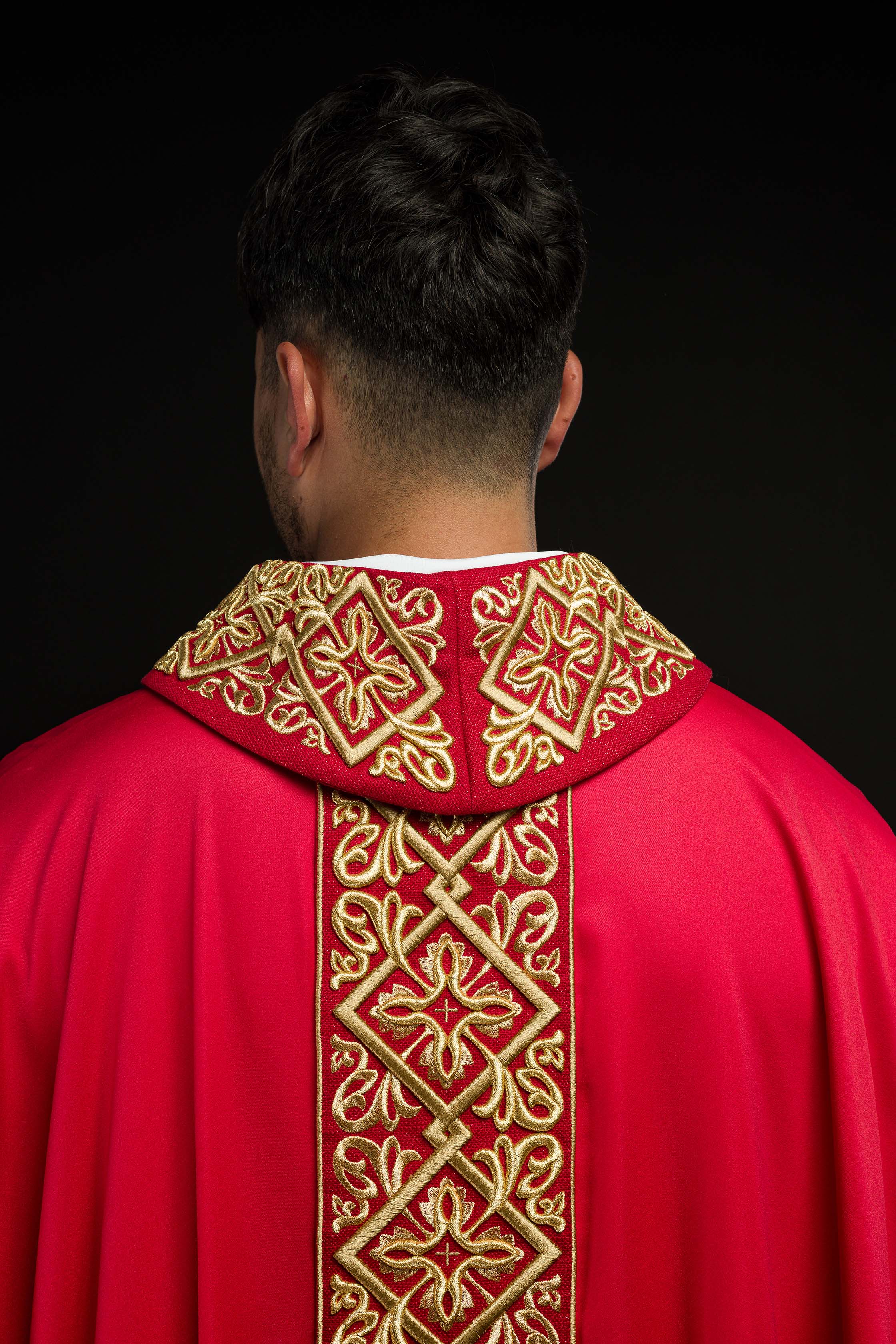 Chasuble richement brodée de motifs floraux et de croix rouges