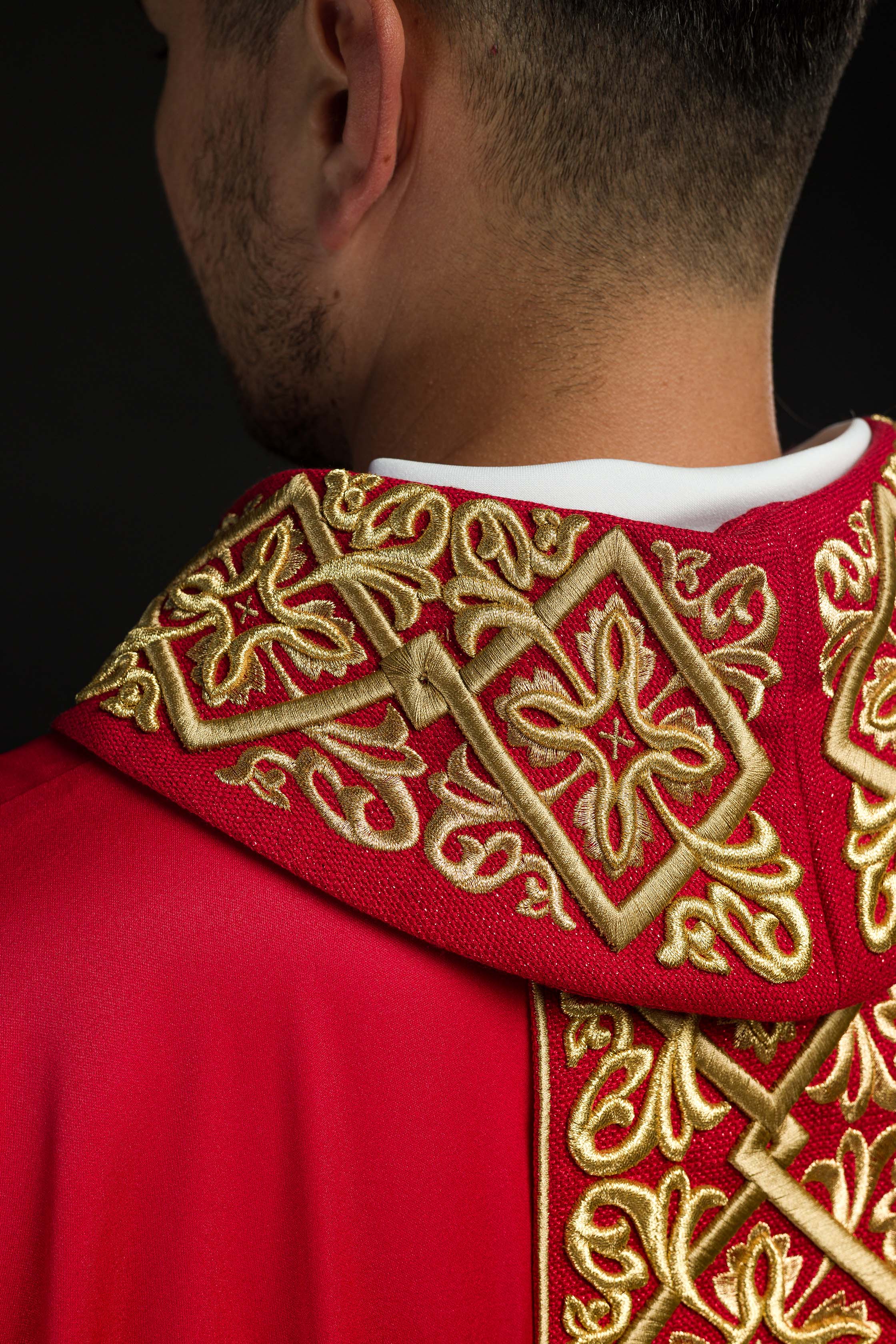 Chasuble richement brodée de motifs floraux et de croix rouges