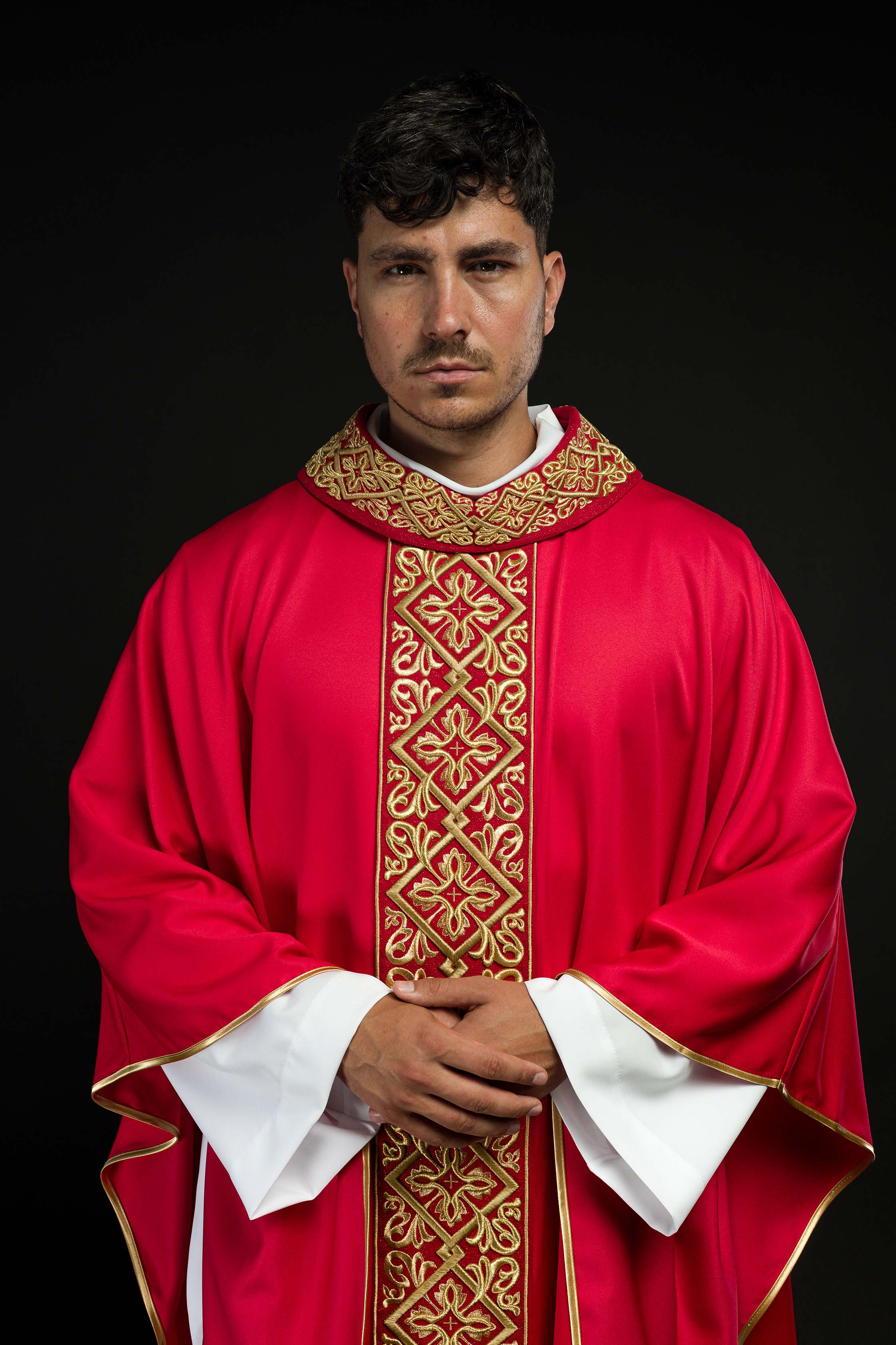 Chasuble richement brodée de motifs floraux et de croix rouges