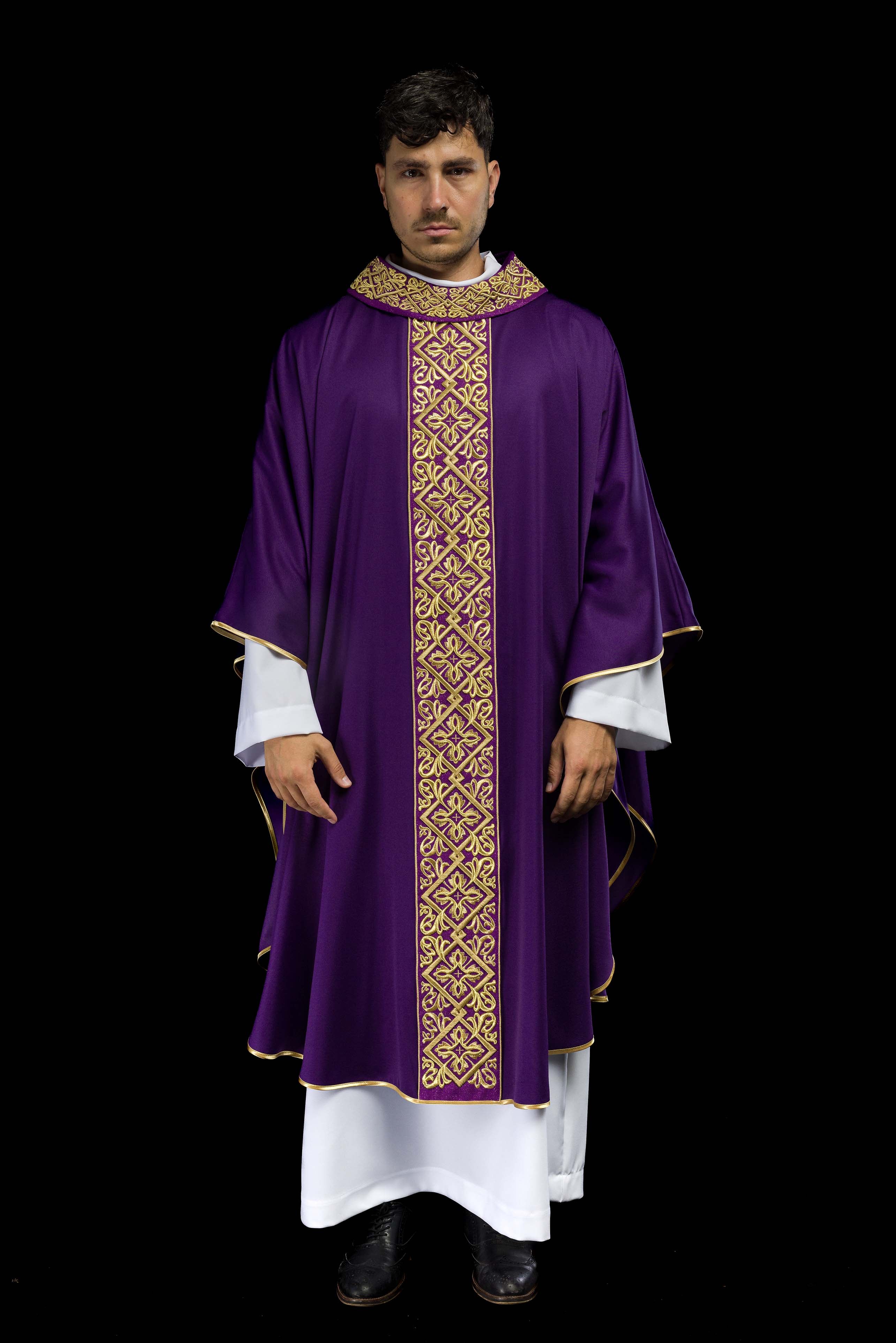 Chasuble richement brodée violette.
