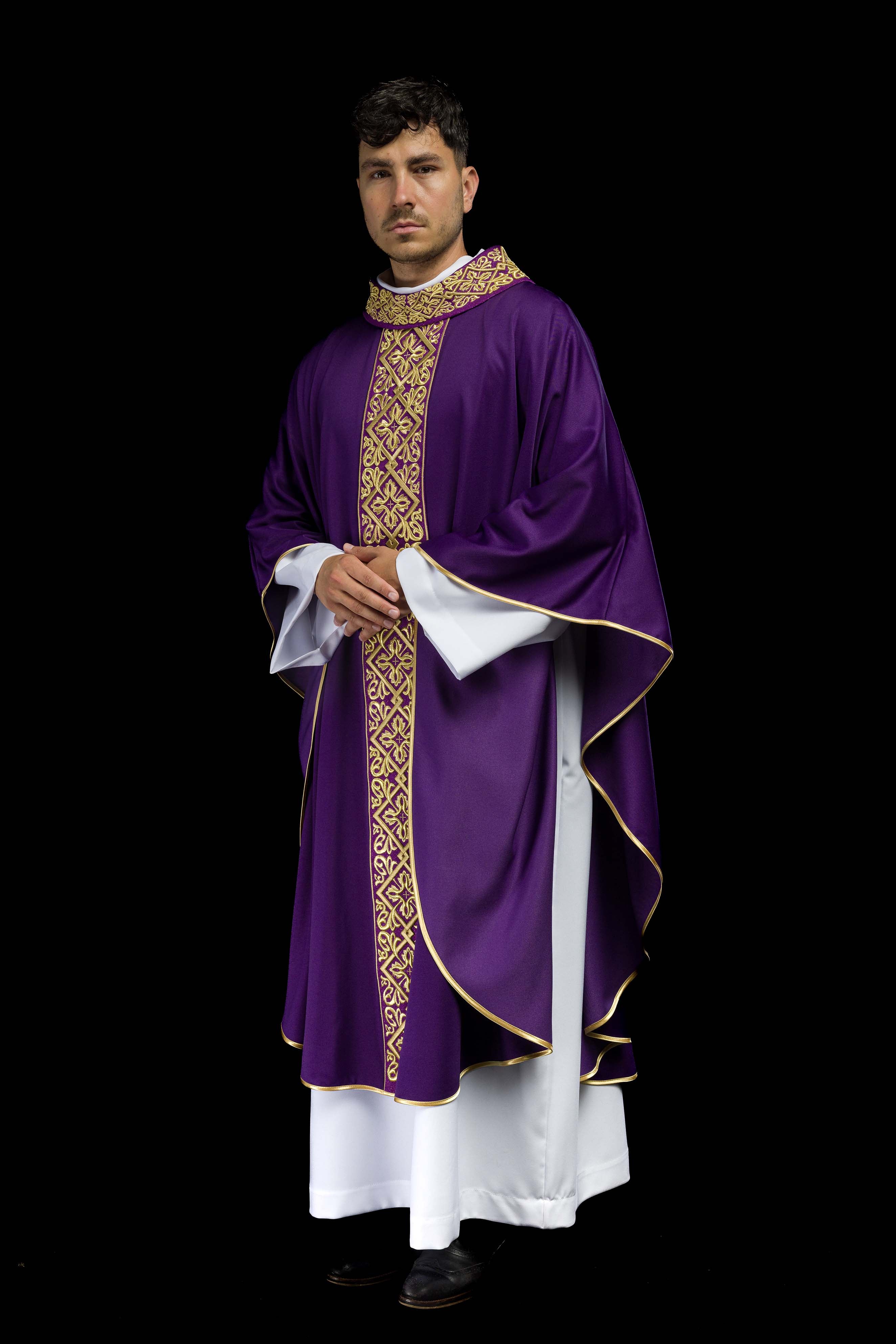 Chasuble richement brodée violette.