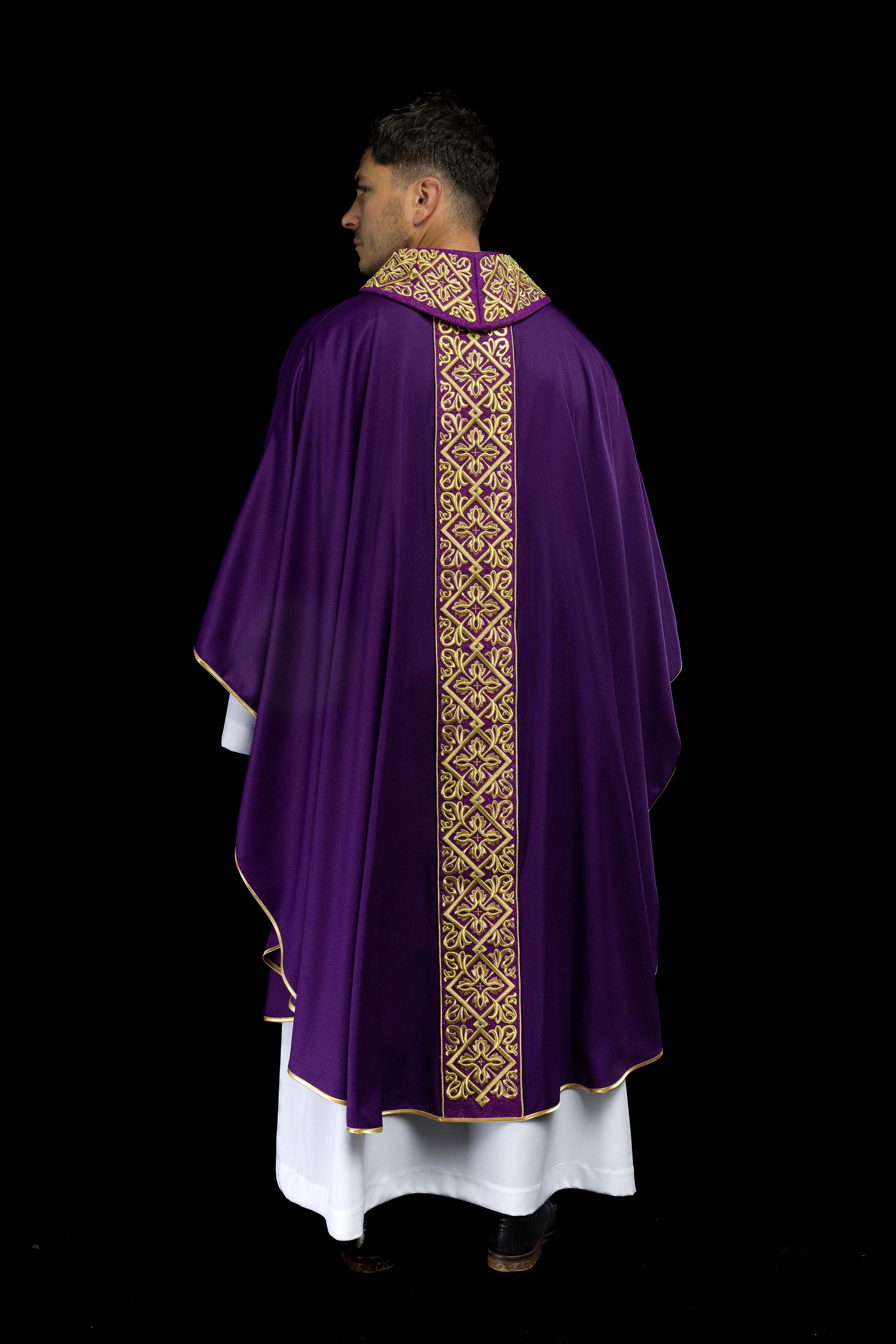 Chasuble richement brodée violette.