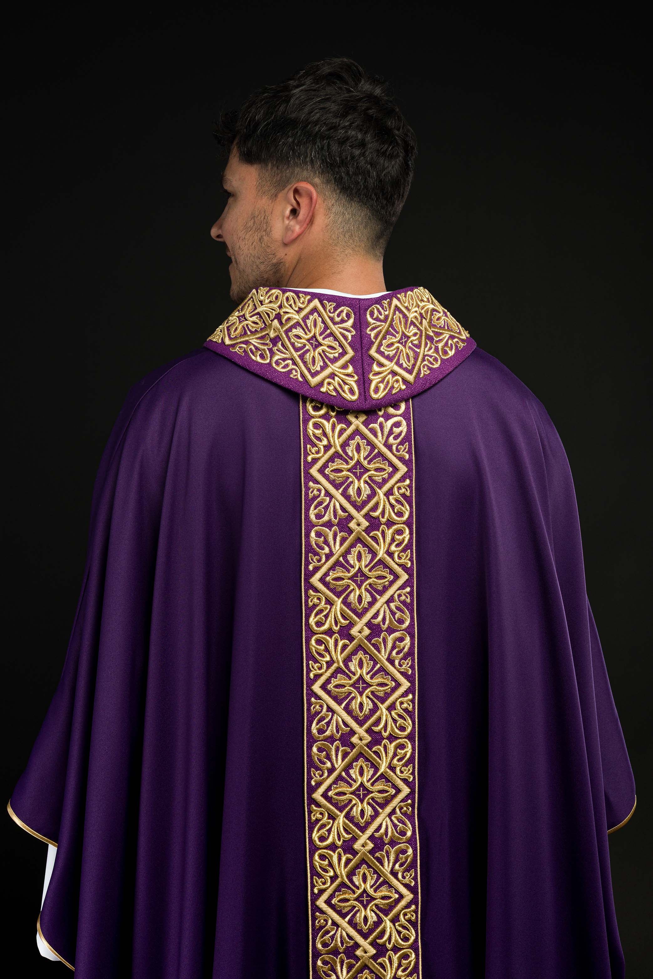 Chasuble richement brodée violette.