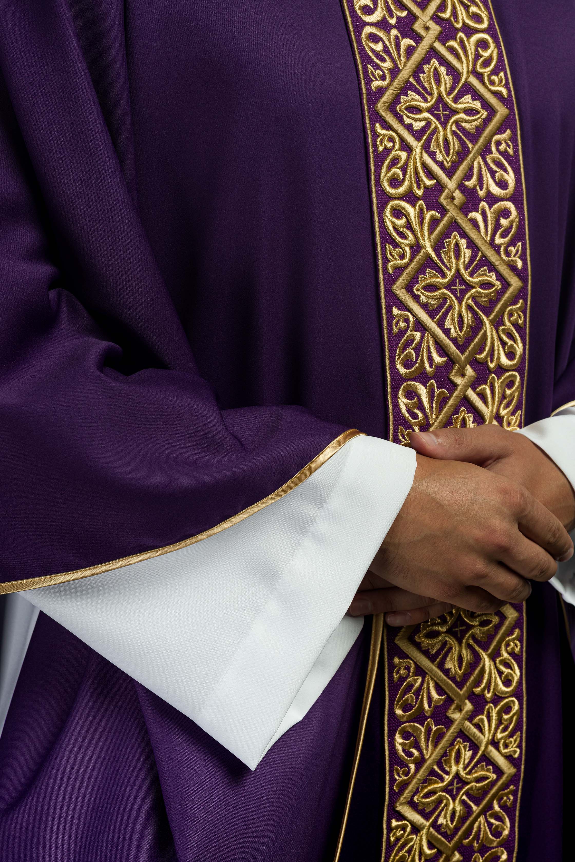 Chasuble richement brodée violette.