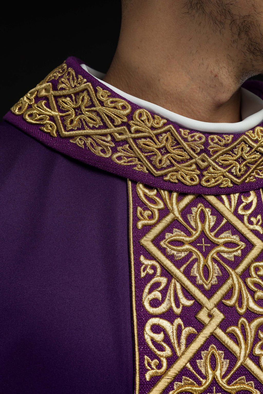 Chasuble richement brodée violette.