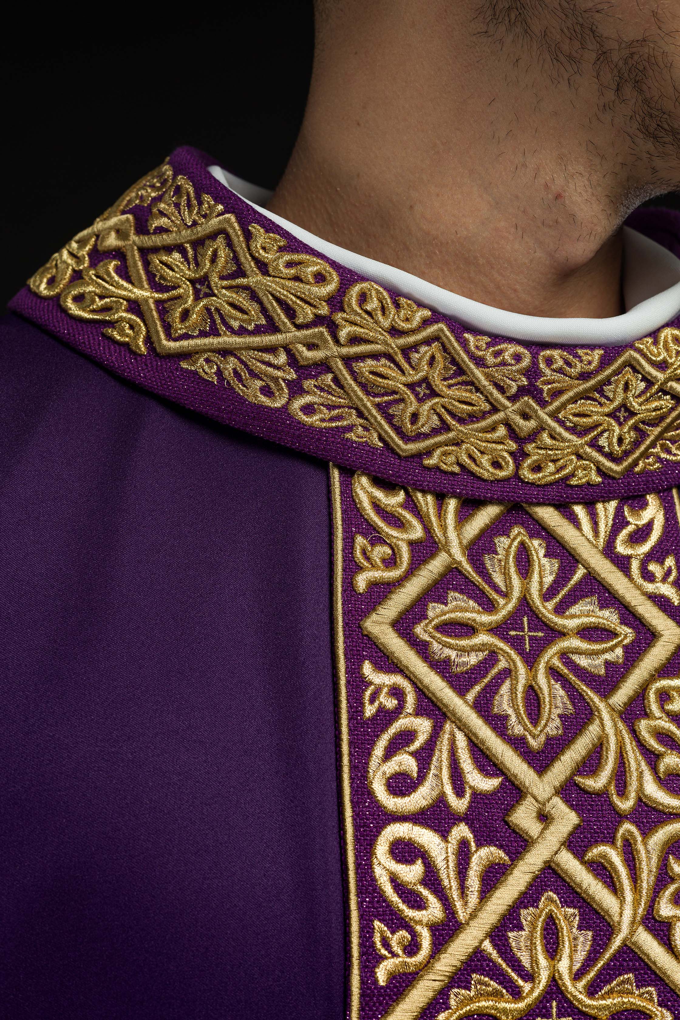 Chasuble richement brodée violette.