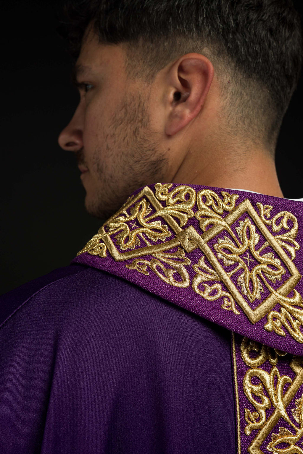 Chasuble richement brodée violette.