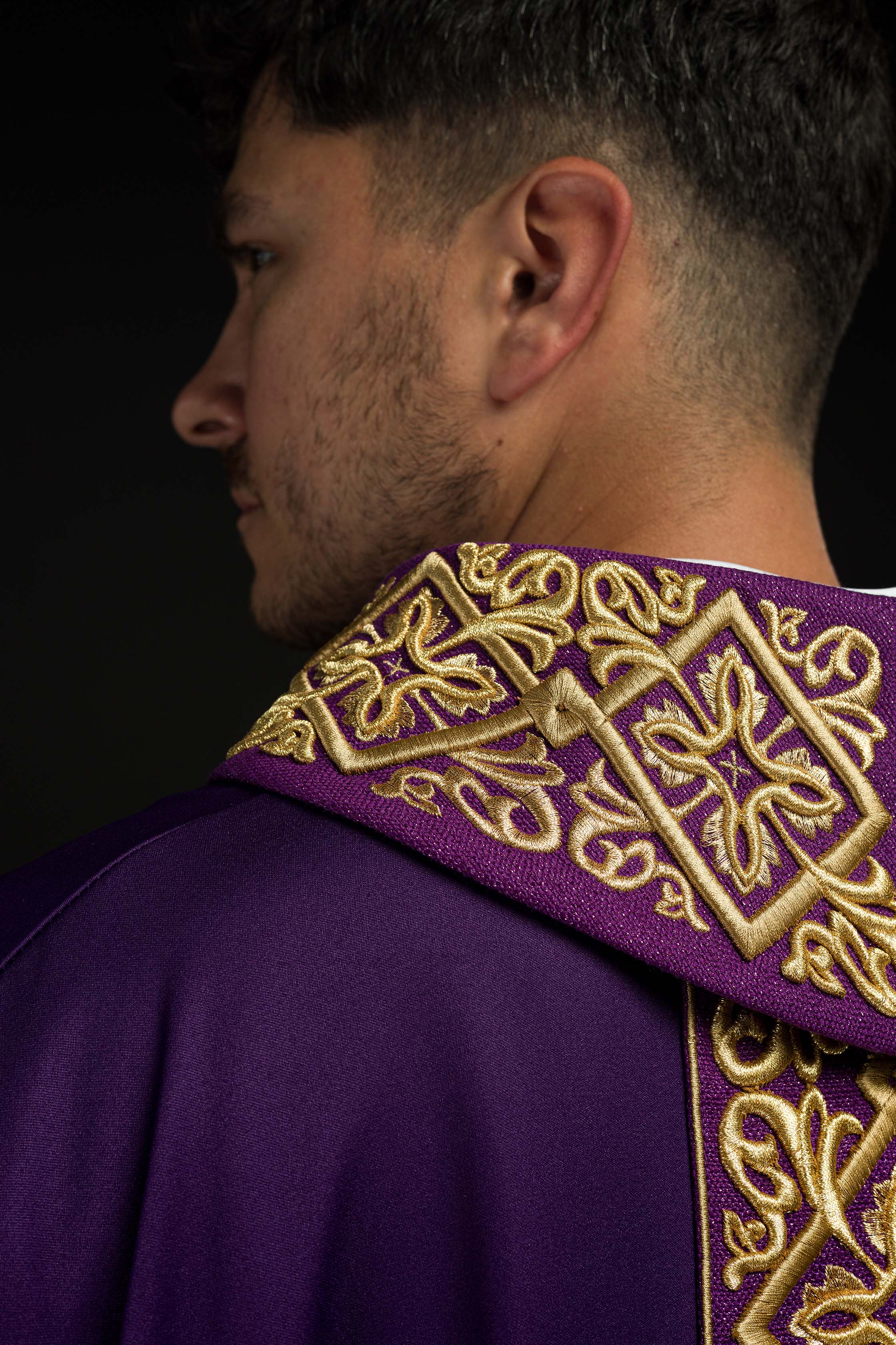 Chasuble richement brodée violette.