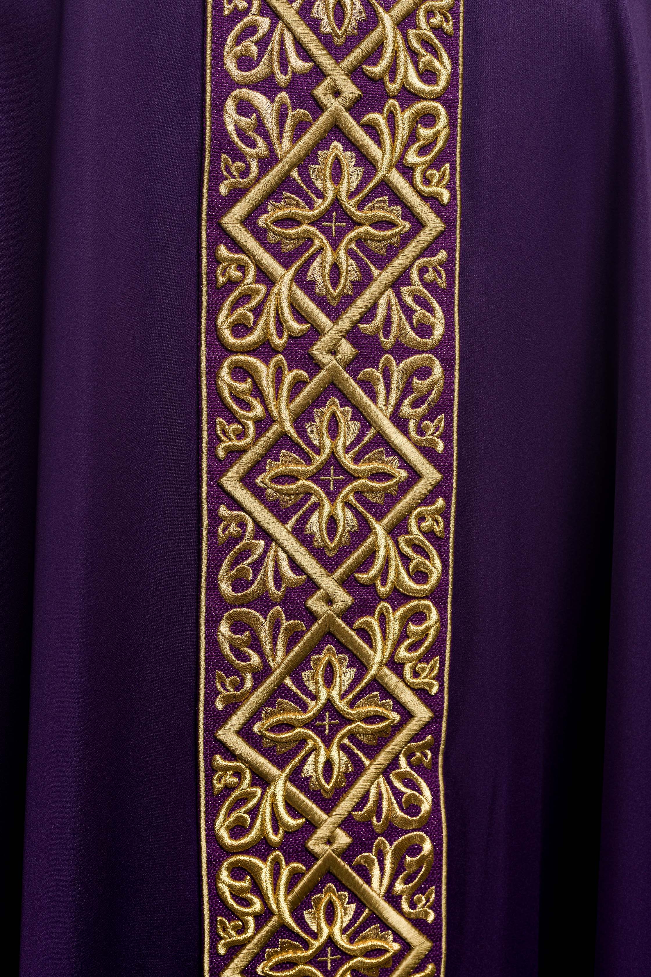 Chasuble richement brodée violette.