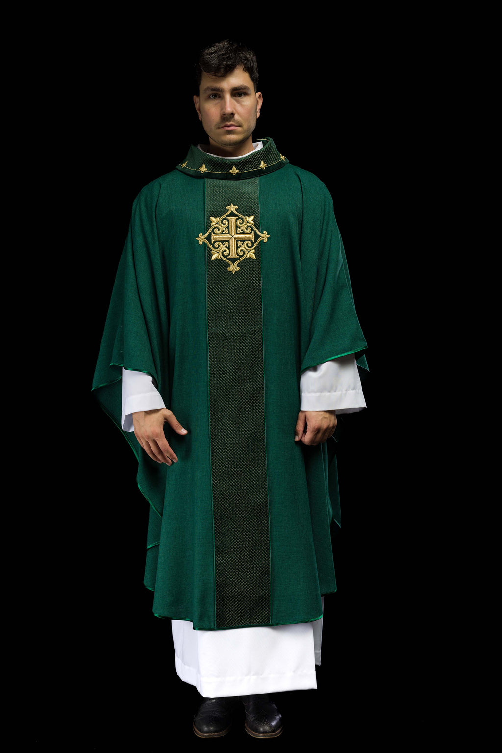 Chasuble brodée sur velours avec le symbole de la Croix verte