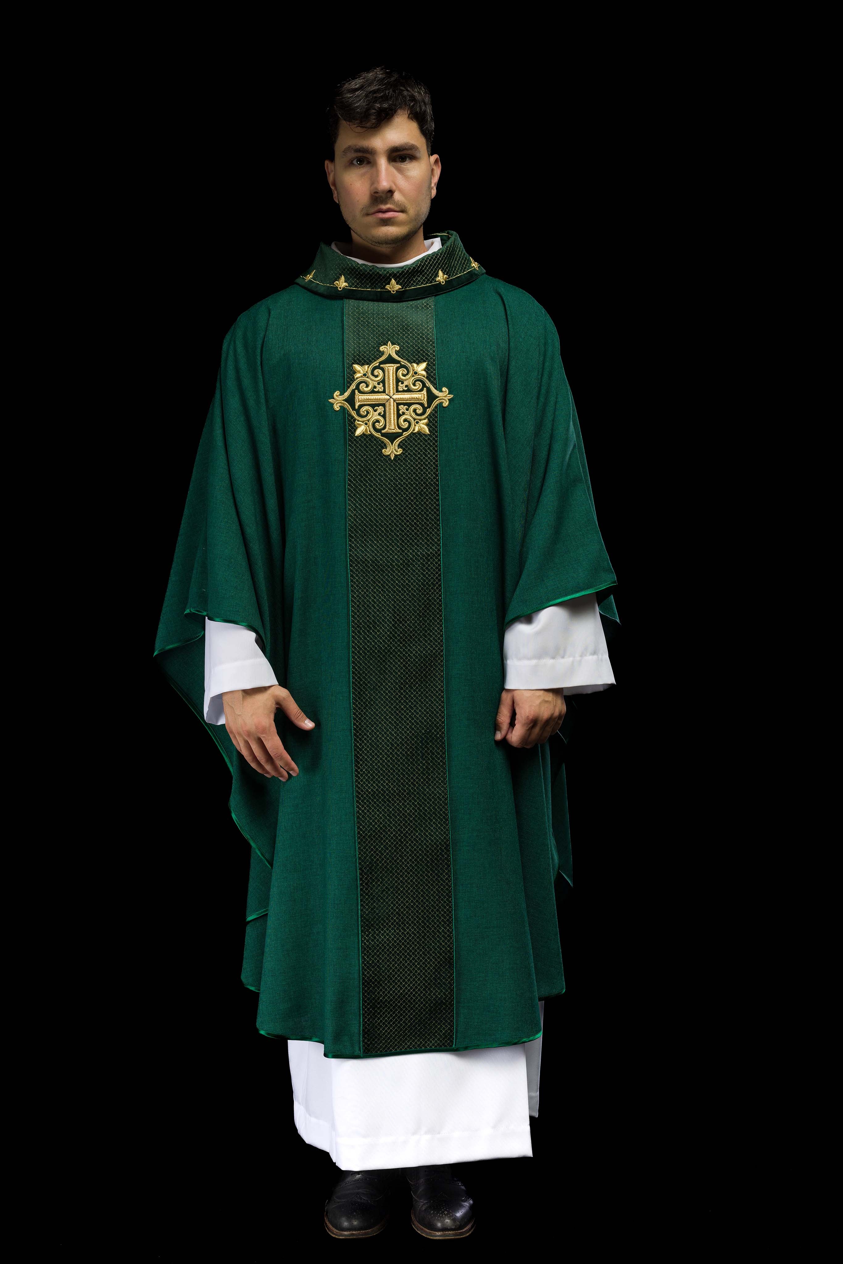 Chasuble brodée sur velours avec le symbole de la Croix verte