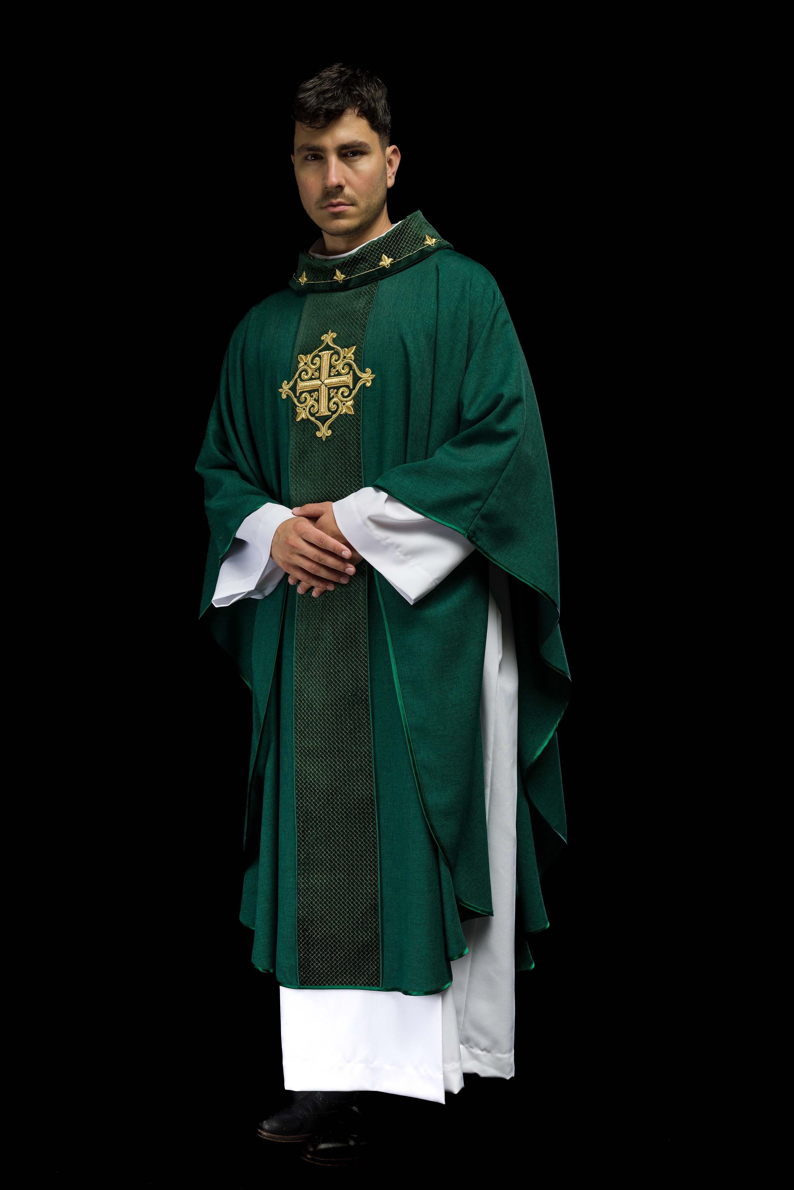 Chasuble brodée sur velours avec le symbole de la Croix verte