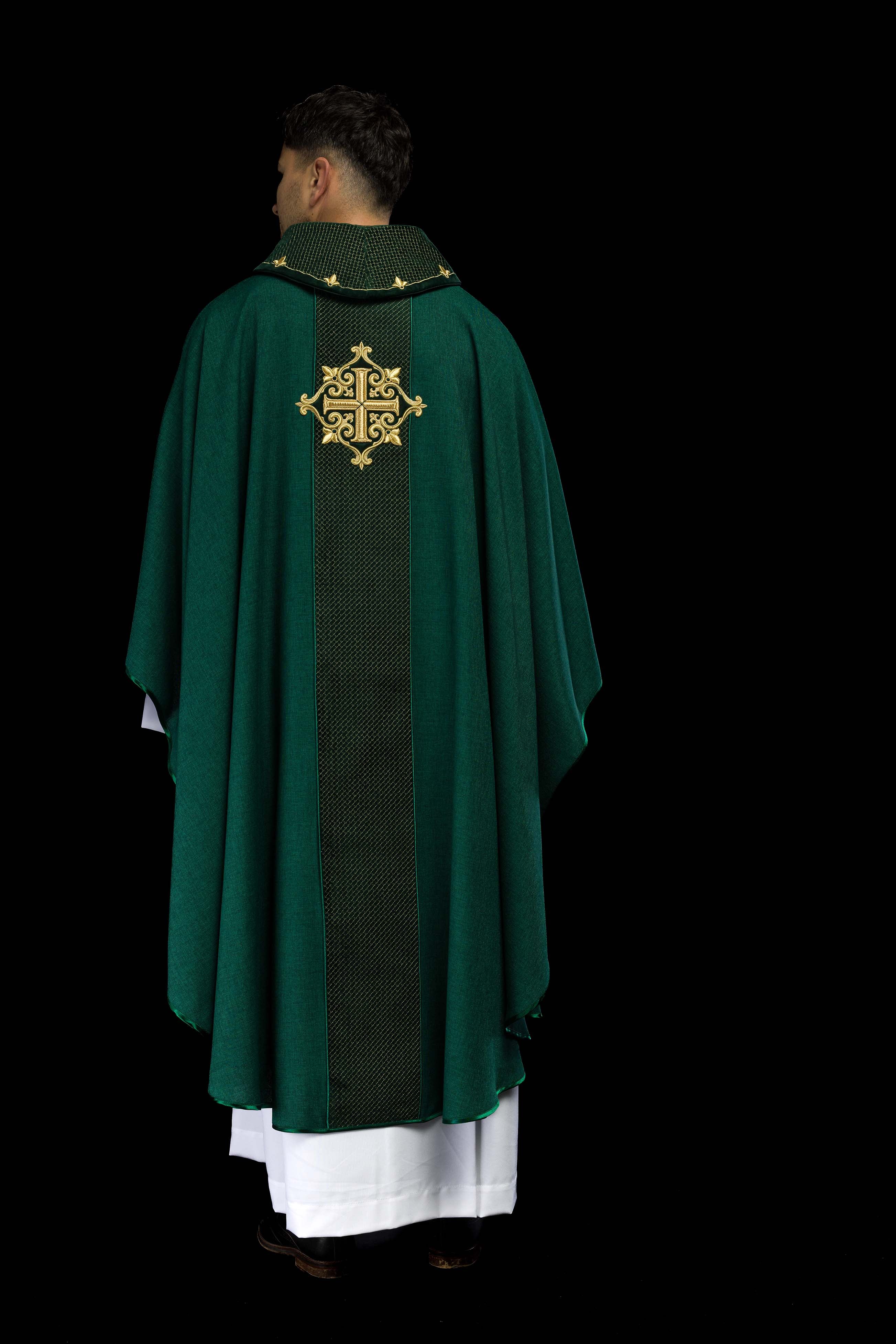 Chasuble brodée sur velours avec le symbole de la Croix verte