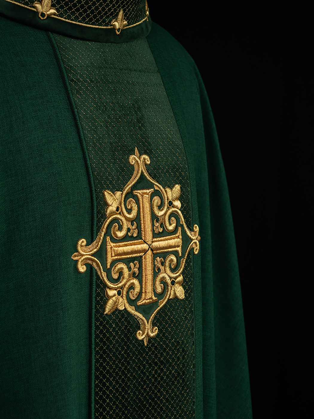 Chasuble brodée sur velours avec le symbole de la Croix verte