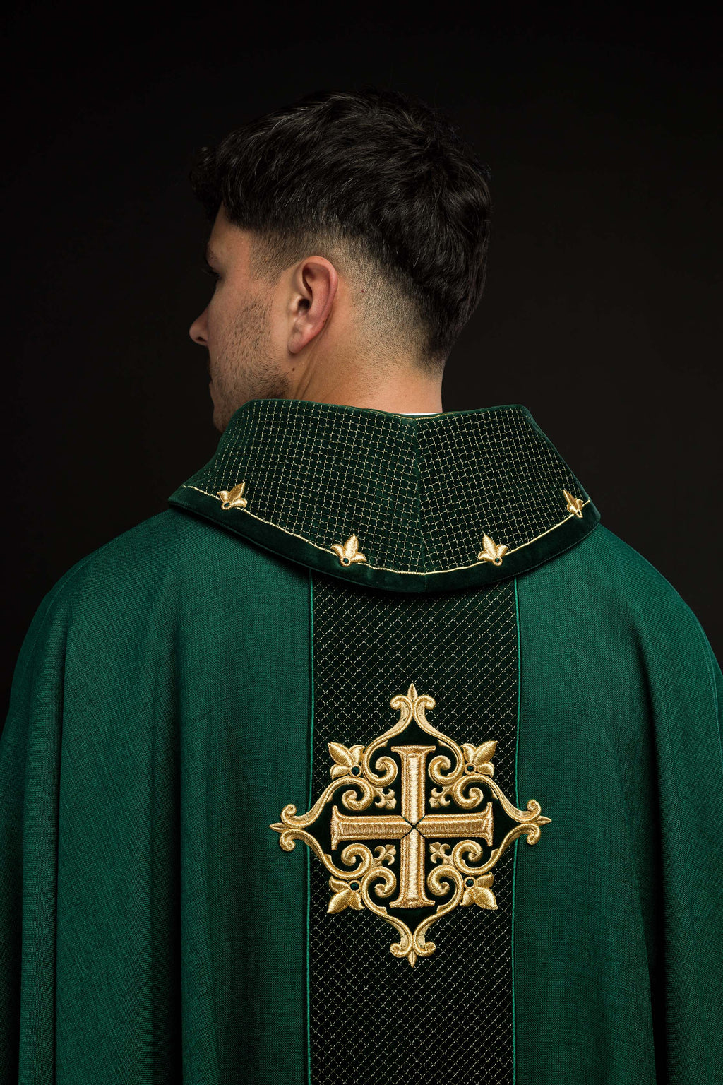 Chasuble brodée sur velours avec le symbole de la Croix verte