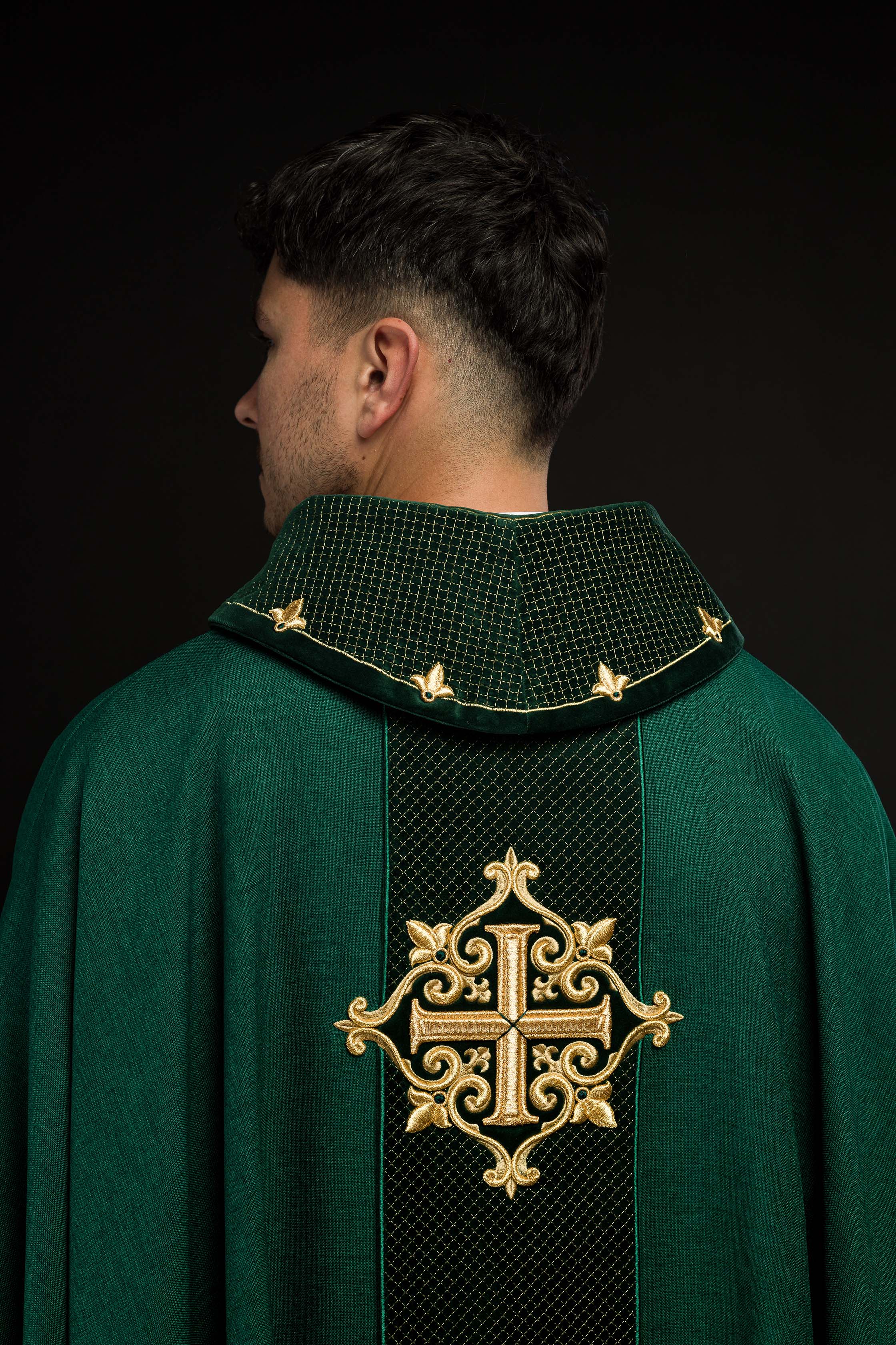 Chasuble brodée sur velours avec le symbole de la Croix verte