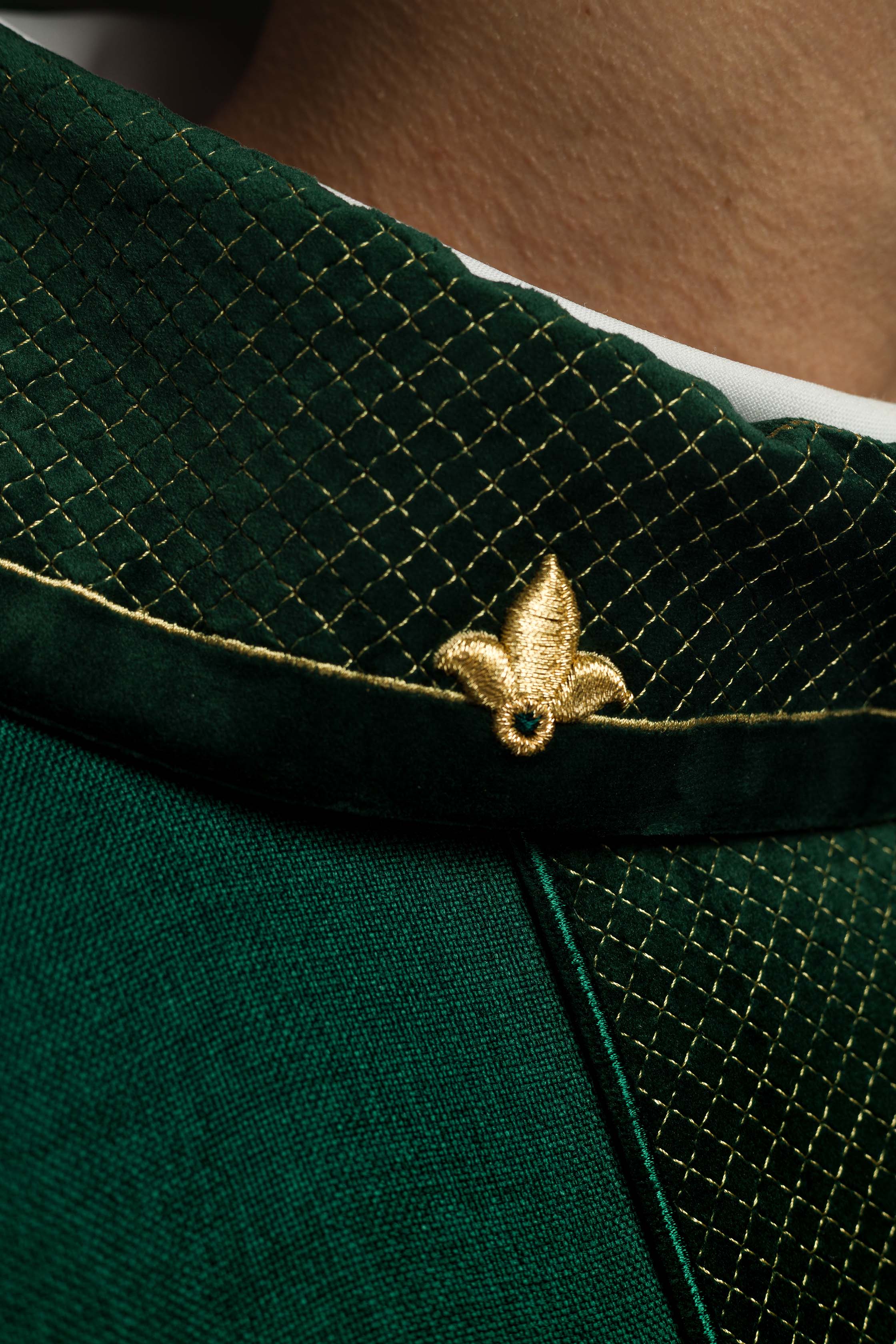 Chasuble brodée sur velours avec le symbole de la Croix verte