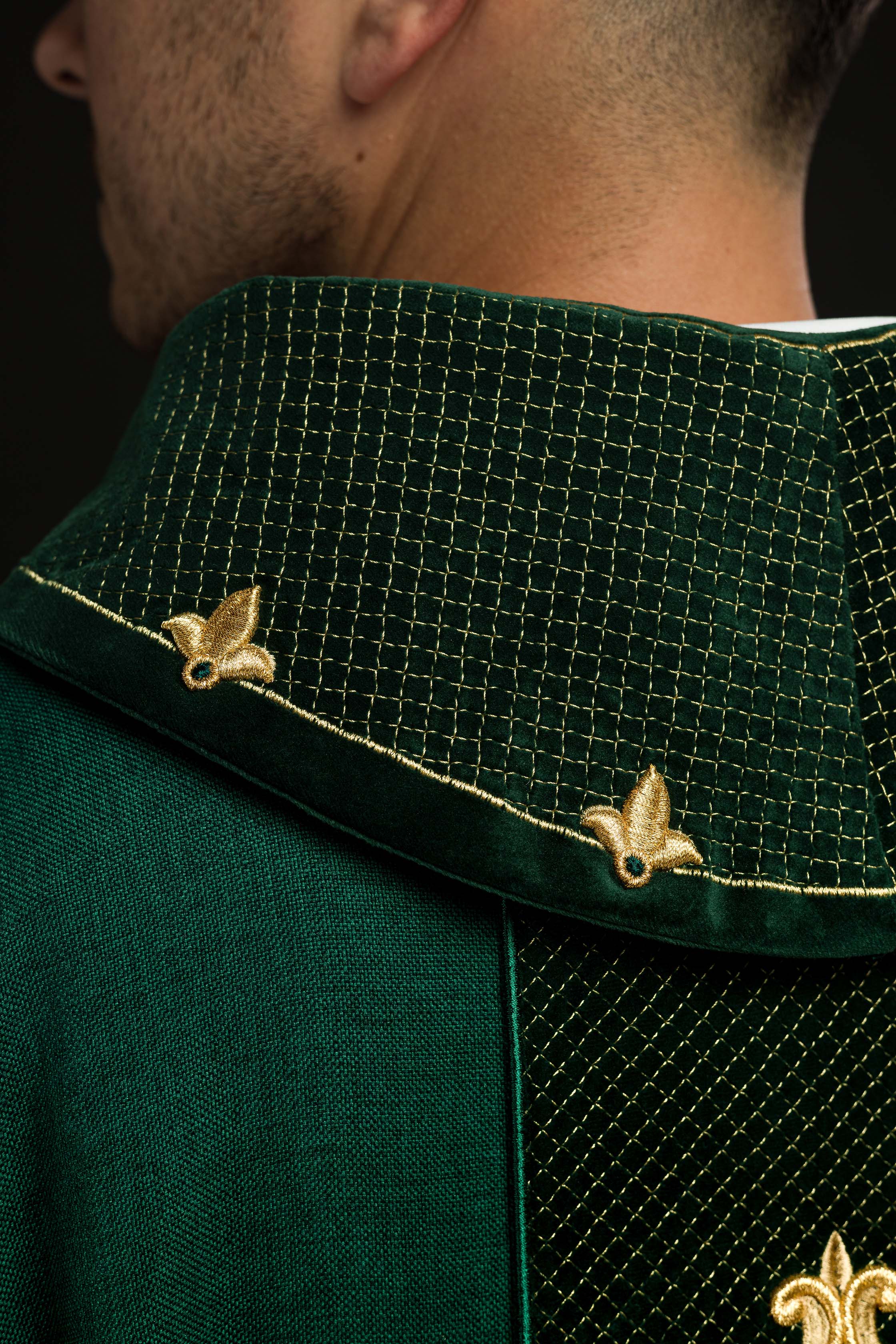 Chasuble brodée sur velours avec le symbole de la Croix verte