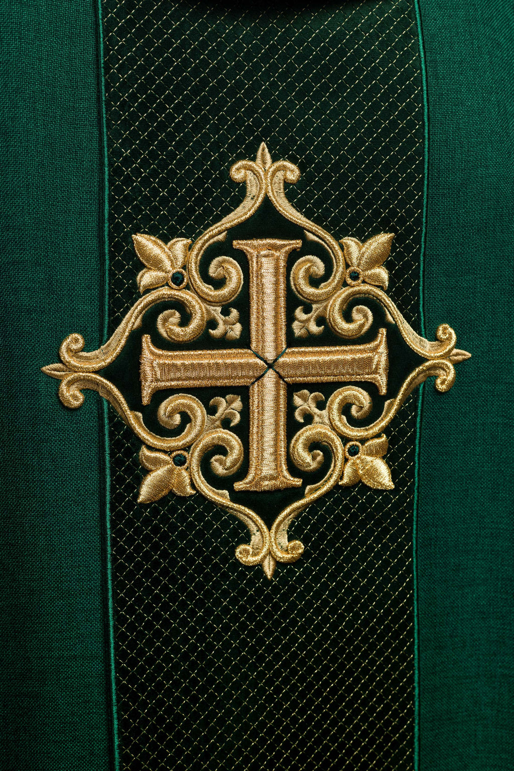 Chasuble brodée sur velours avec le symbole de la Croix verte