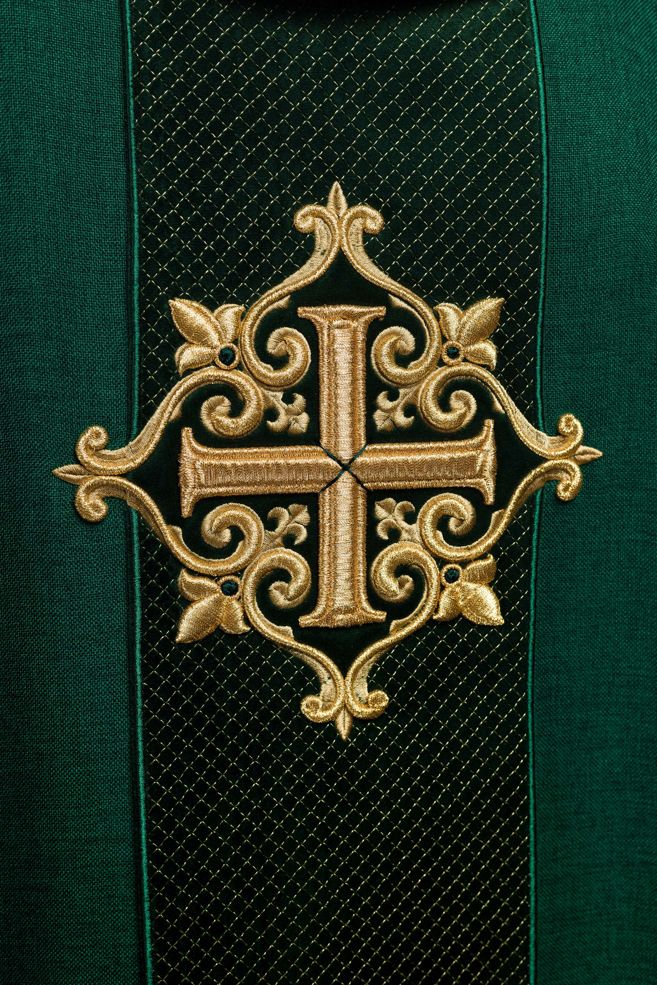 Chasuble brodée sur velours avec le symbole de la Croix verte