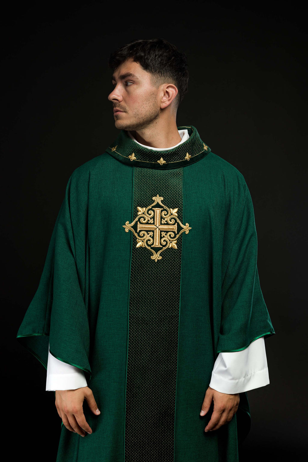 Chasuble brodée sur velours avec le symbole de la Croix verte