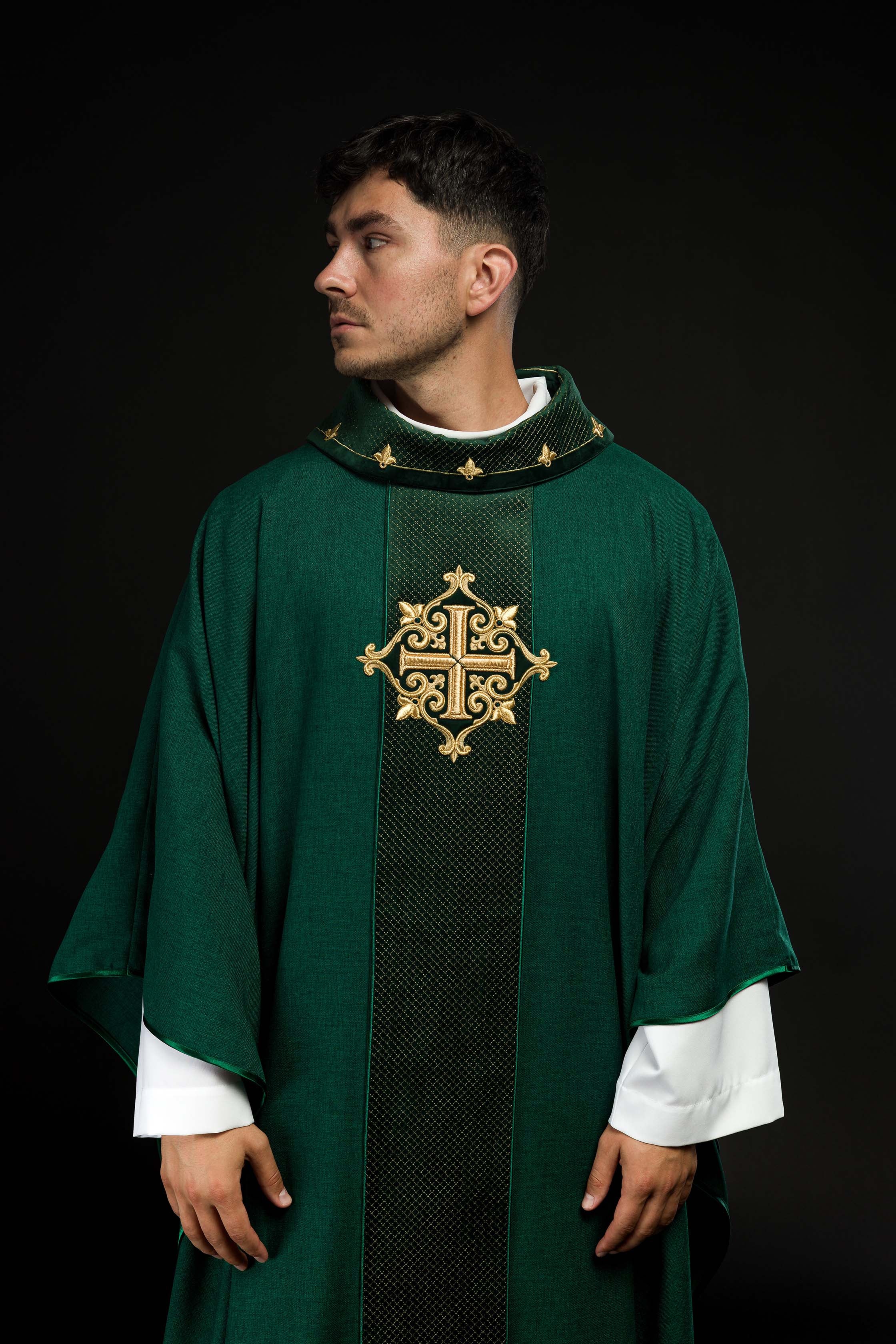 Chasuble brodée sur velours avec le symbole de la Croix verte