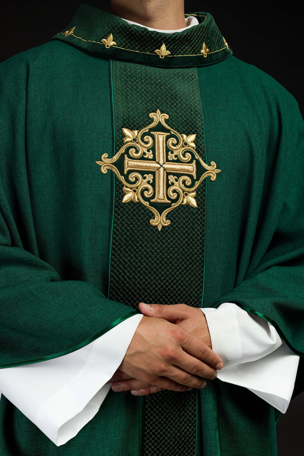 Chasuble brodée sur velours avec le symbole de la Croix verte