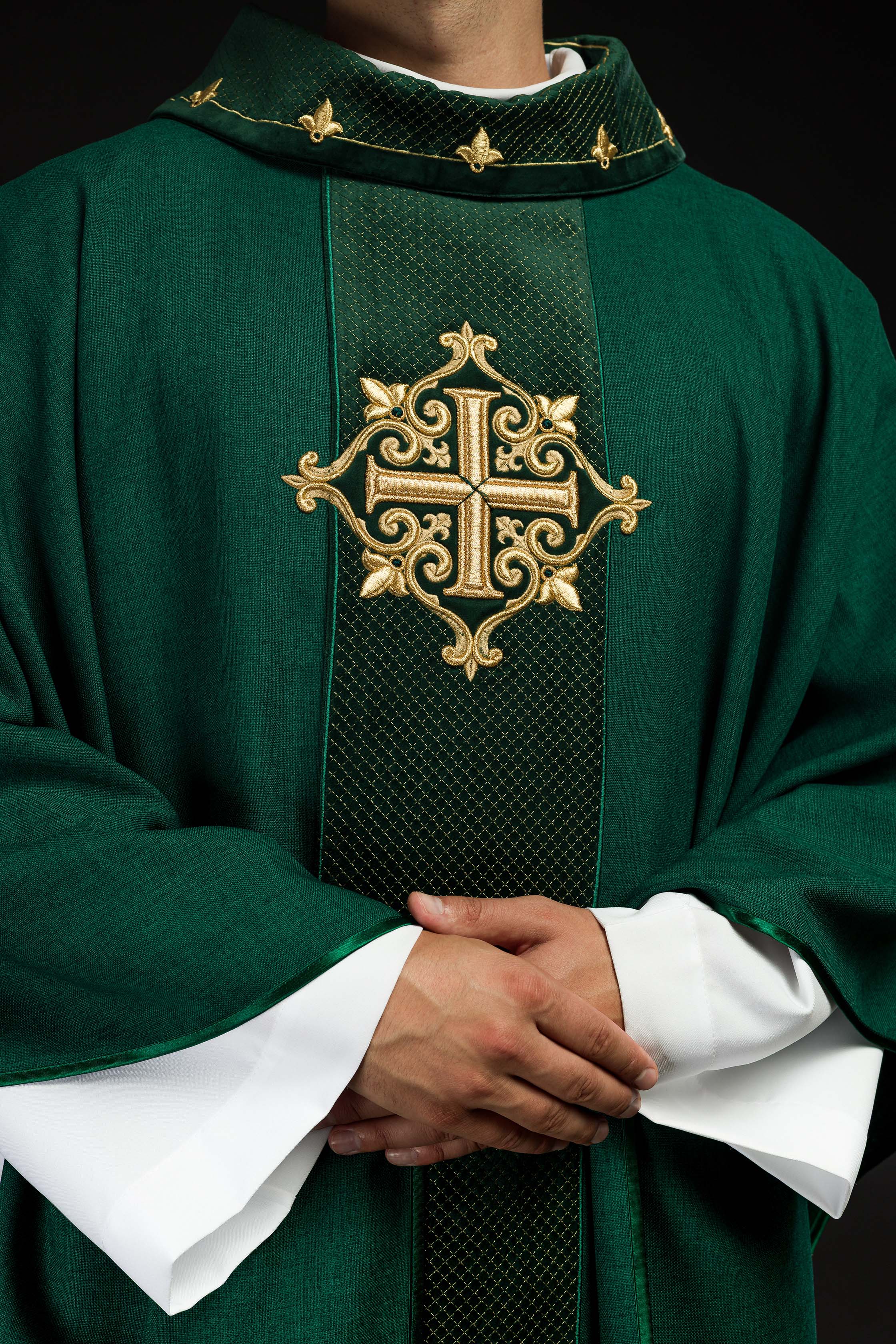 Chasuble brodée sur velours avec le symbole de la Croix verte