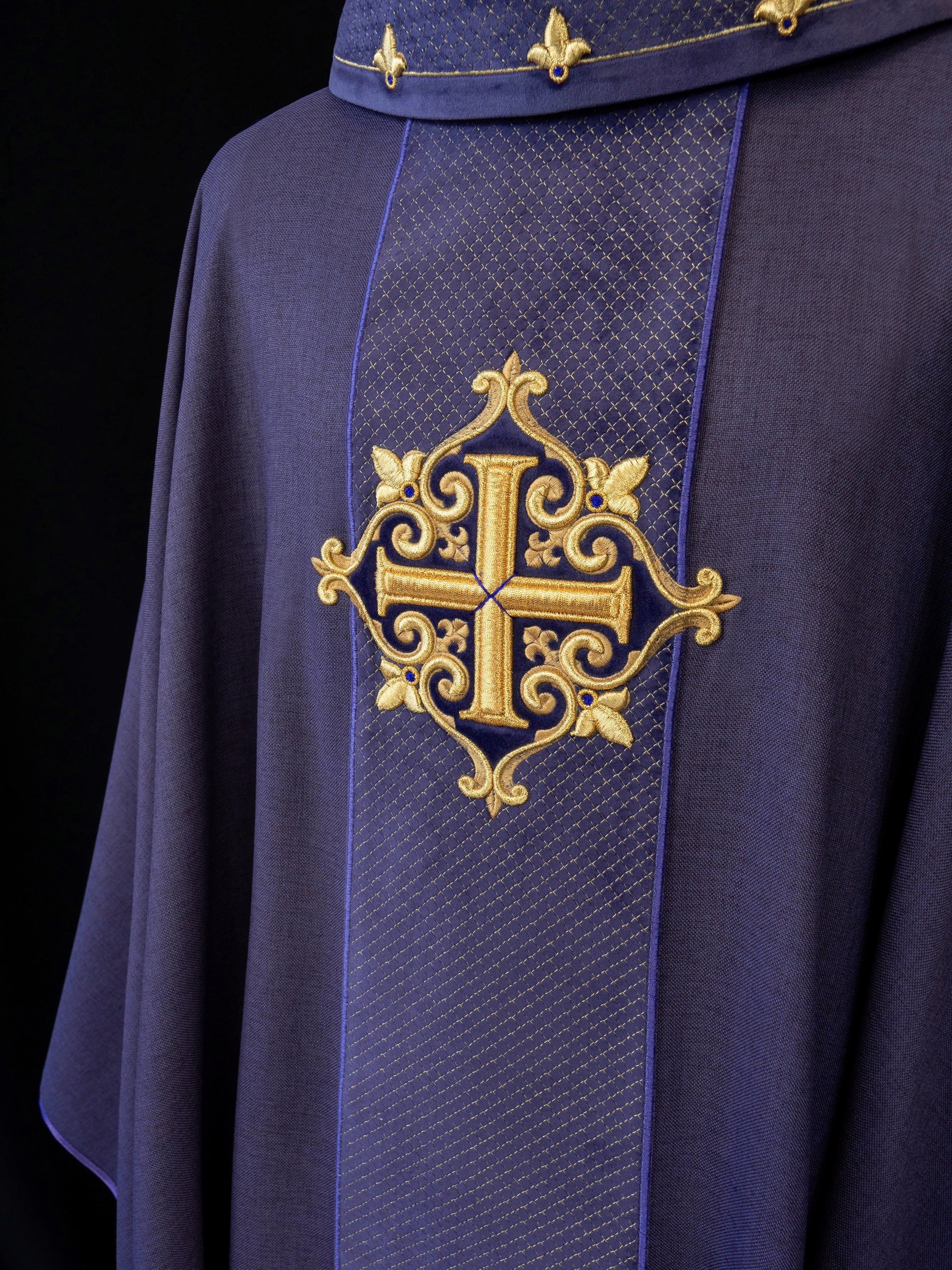 Chasuble brodée sur velours avec le symbole de la Croix pourpre