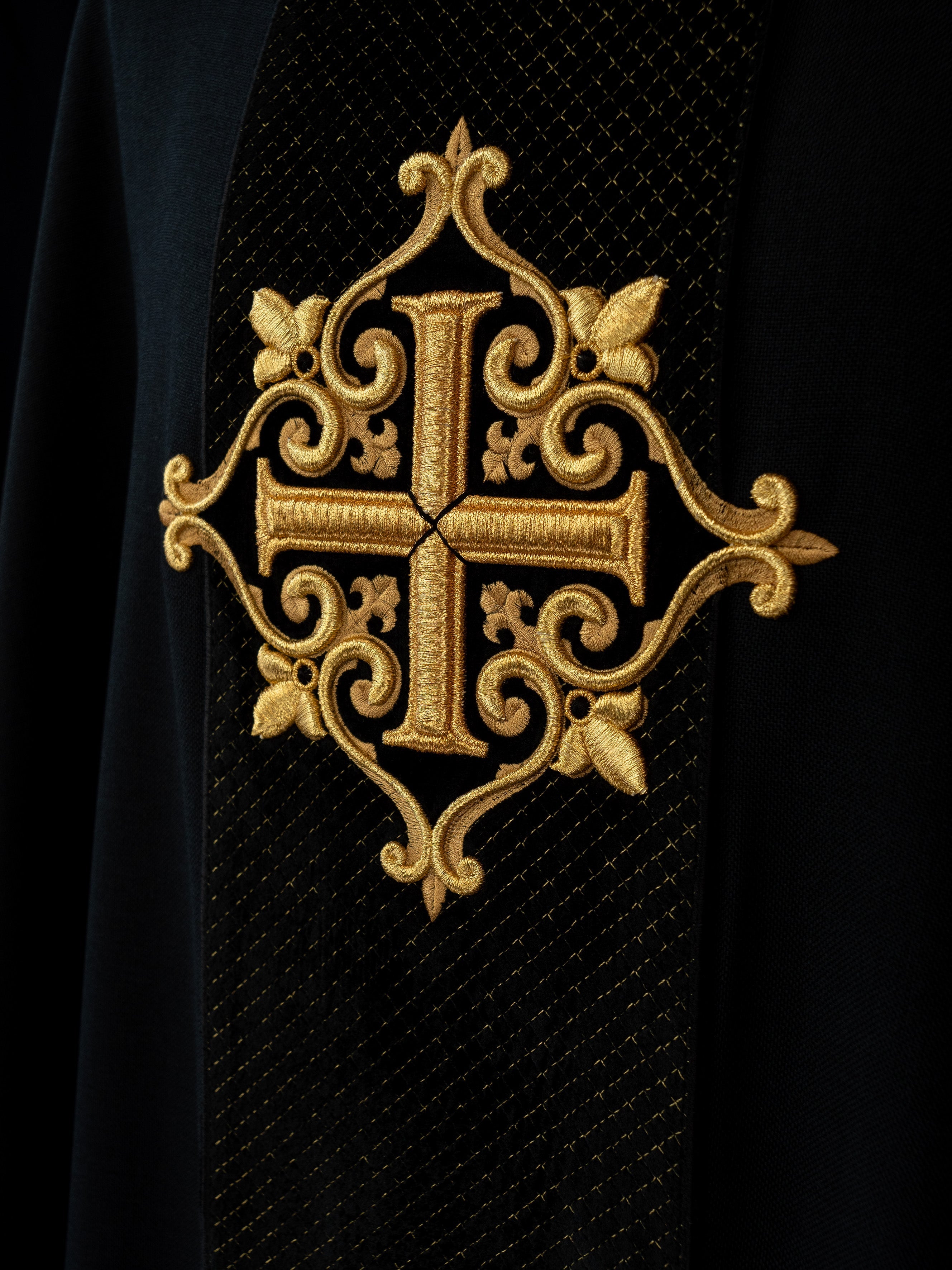 Chasuble brodée sur velours avec le symbole de la Croix Noire